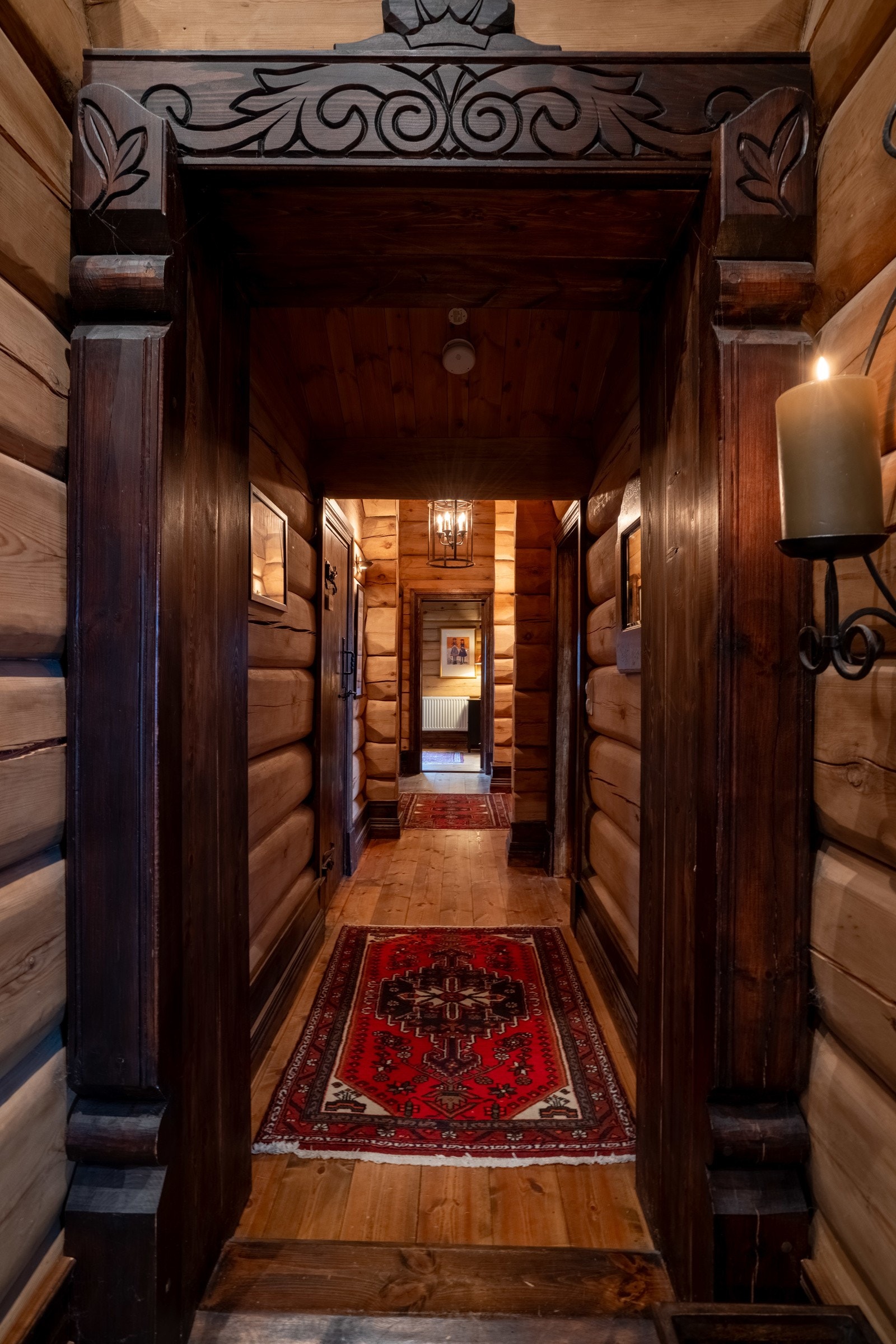 Eiendommen byr på hele 6 soverom, hvor det er fire soverom i hytta og 2 soverom i annekset. Soverommene i hytta ligger samlet og rolig til i en egen del, godt adskilt fra stuen og spisestuen. Galleribilde