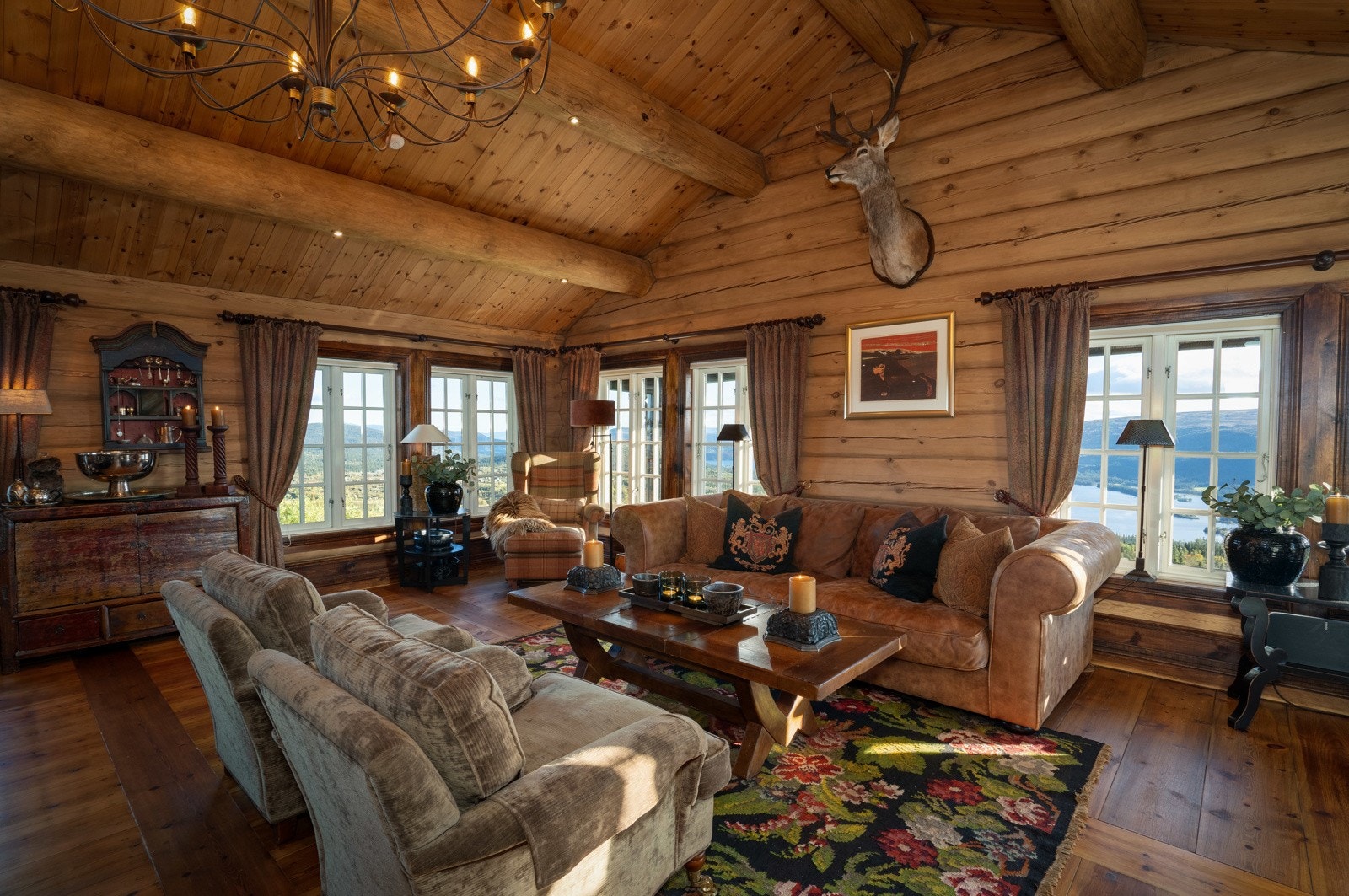 Stuen har god plass til sofagruppe med tilhørende møblement. Legg merke til det flotte, påkostede tregulvet levert av Os Trekultur. Under er det lagt vannbåren gulvvarme. Galleribilde