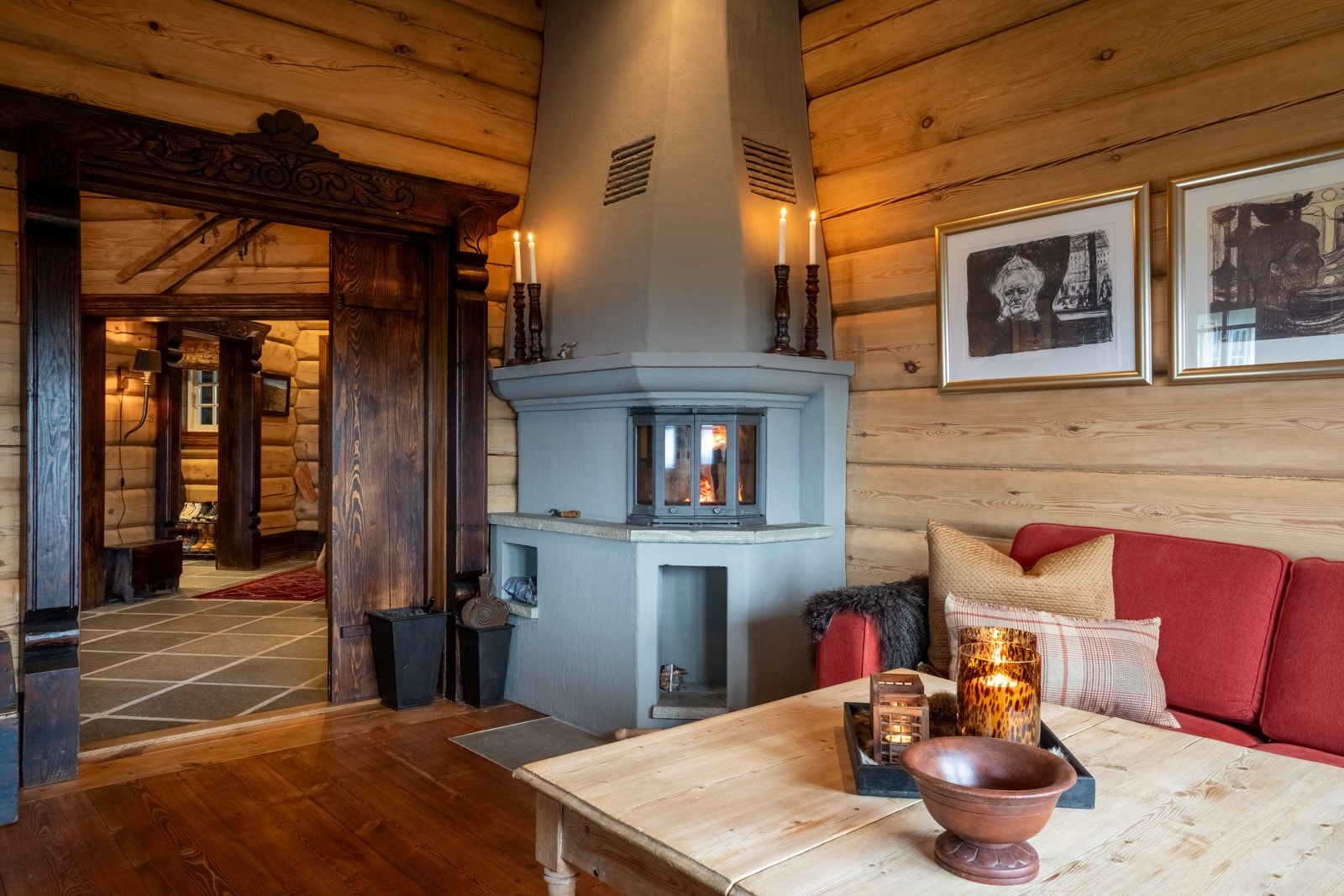 Stuen har også peis med innsats og god plass til sofagruppe med tilhørende møbler. Galleribilde