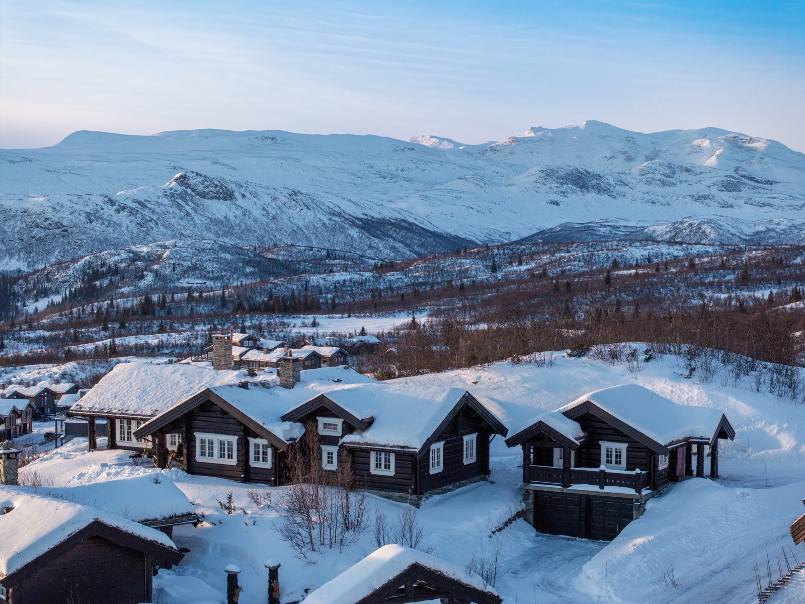 Eiendommen er på ca 1,2 mål og består av stor hytte med alt på ett plan og et innholdsrik anneks med dobbelgarasje under. Galleribilde