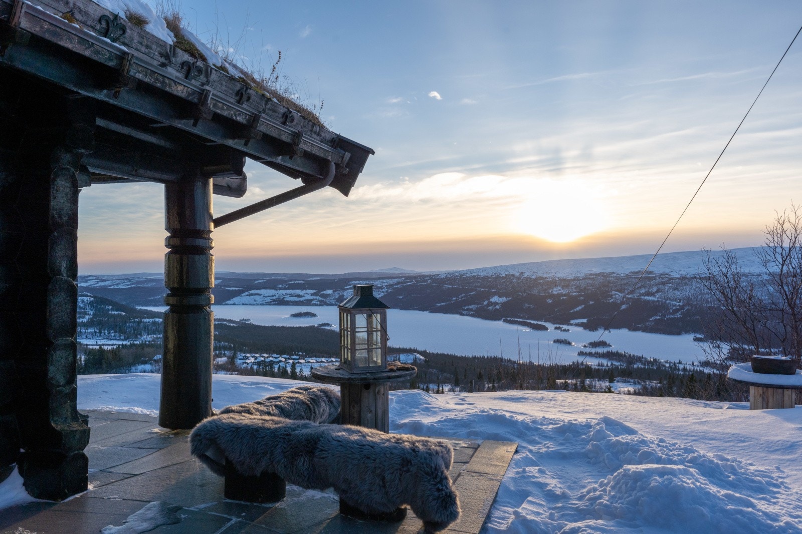 Hytta er oppført i håndlaftet 8" tømmer og har en gjennomgående meget høy standard både hva gjelder materialvalg og utførelse. Galleribilde