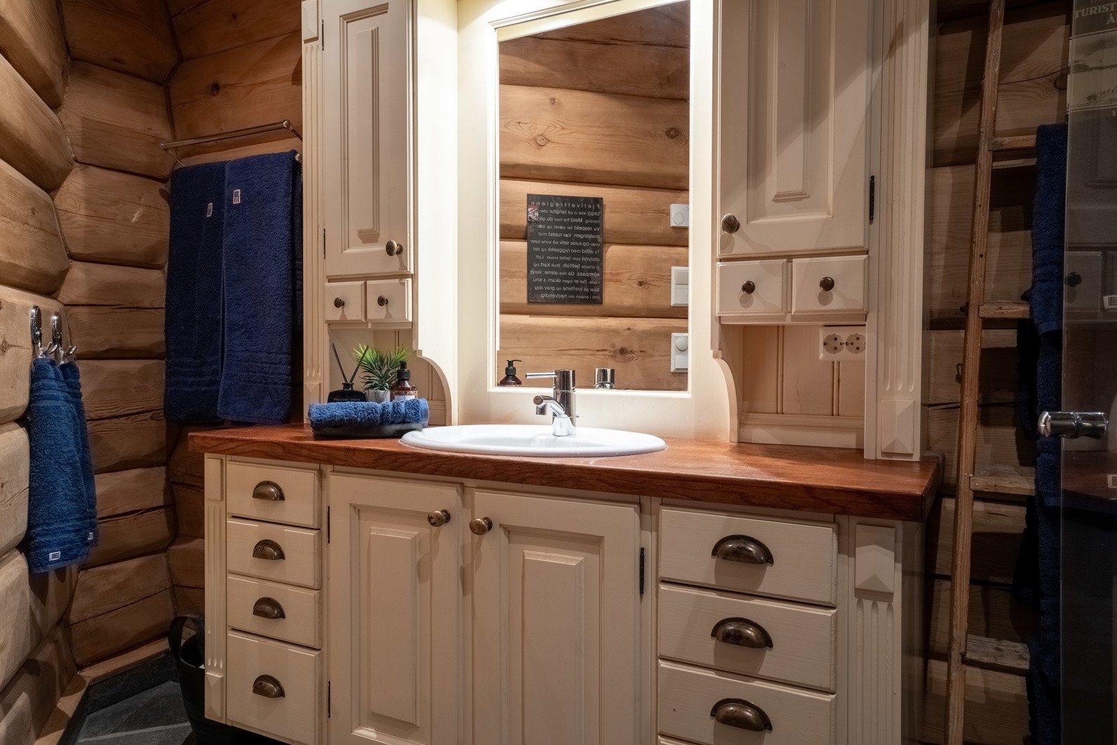 Begge badene har snekkerbygd baderomsinnredning levert av Os Trekultur med heltre benkeplate med nedfelt porselenservant, integrert speil og belysning. Galleribilde