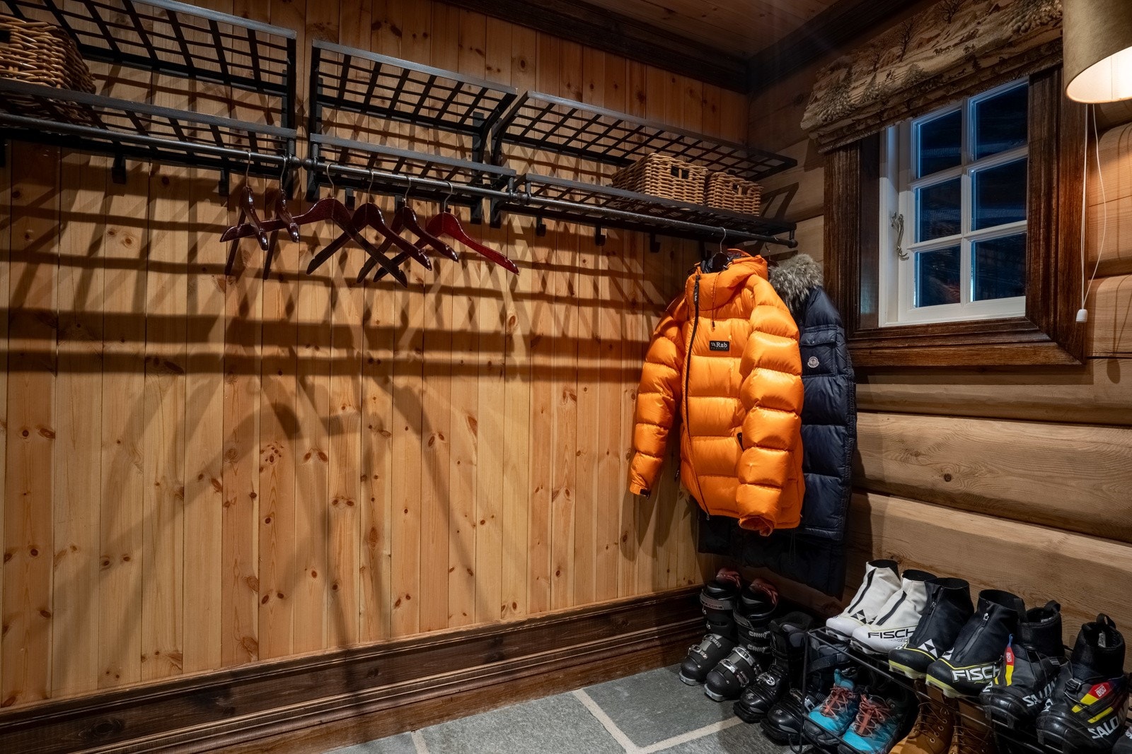 Det er god plass til ytterklær og sko i en delvis åpen "walk-in" garderobe innredet med hyller og oppheng. Galleribilde