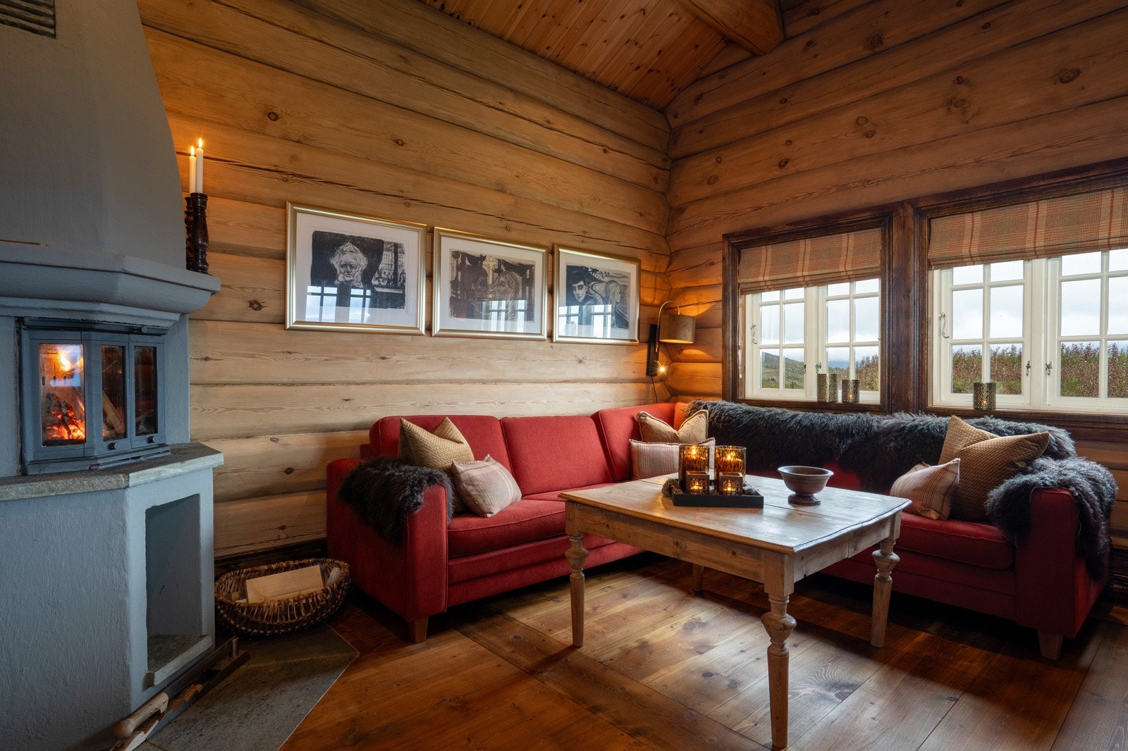 Her er det mønet himling, vannbåren gulvvarme, samt vinduer på to sider som både ivaretar den nydelige utsikten og gir rikelig med lys til rommet. Galleribilde