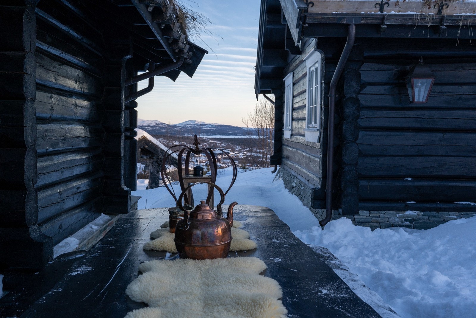 Mellom hytta og annekset er det en nydelig, usjenert plass. Galleribilde