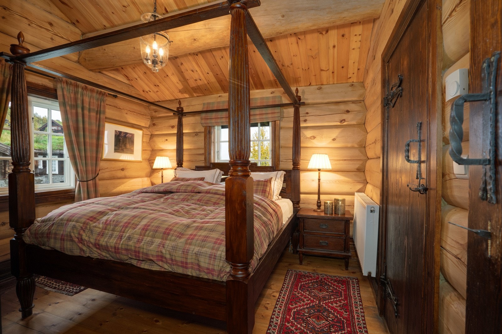 Hovedsoverommet ligger i suiteløsning med det ene badet og oppleves romslig med god plass til dobbeltseng og nattbord. Galleribilde