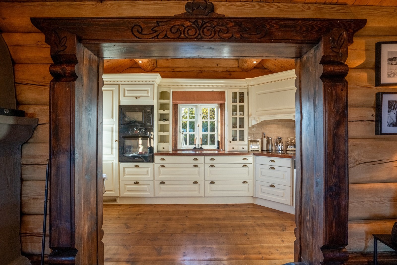 Kjøkkenet ligger i tilknytning til spisestuen og stuen, og har en påkostet, spesiallaget innredning levert av møbelsnekkeriet Os Trekultur. Galleribilde