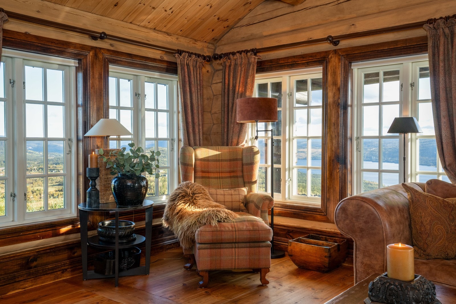 I tillegg har stuen store vindusflater som byr på storslått utsikt! Galleribilde