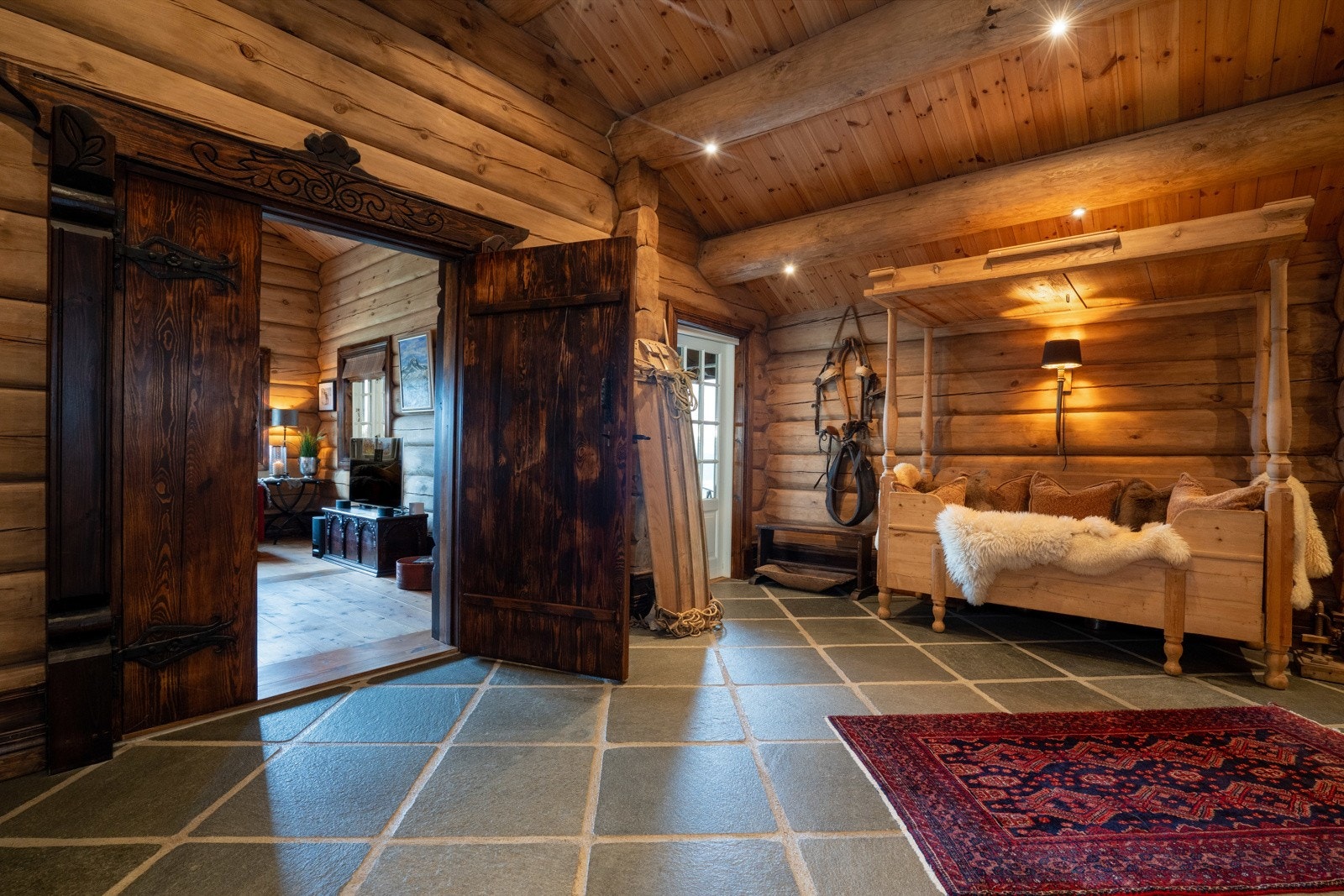 Det er også spesialbygde innerdører med elegante hengsler og dørhåndtak, omrammet av meget flott listverk med nydelige utskjæringer. Galleribilde