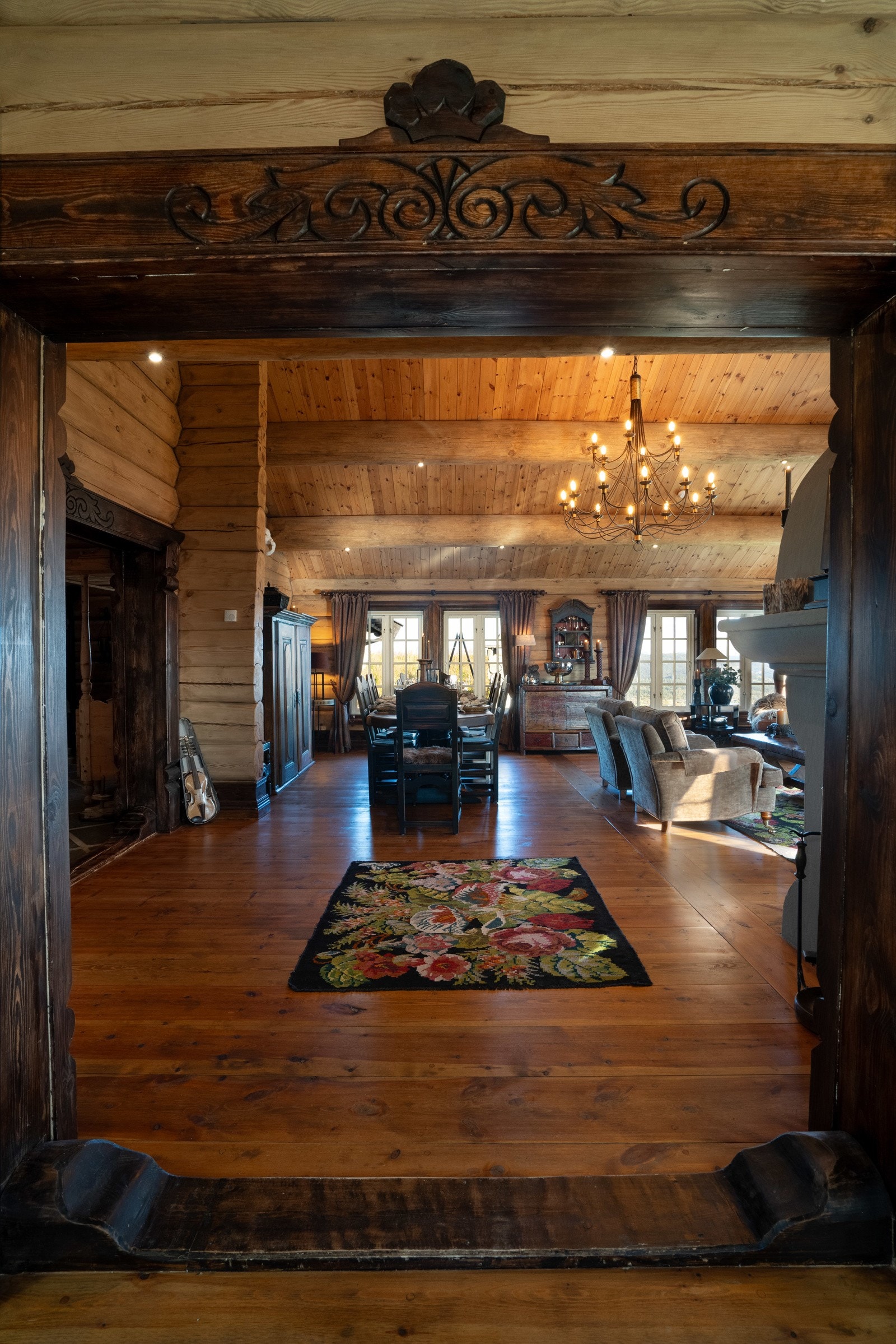 Spisestuen og stuen sett fra kjøkkenet. Legg merke til de nydelige utskjæringene. Galleribilde