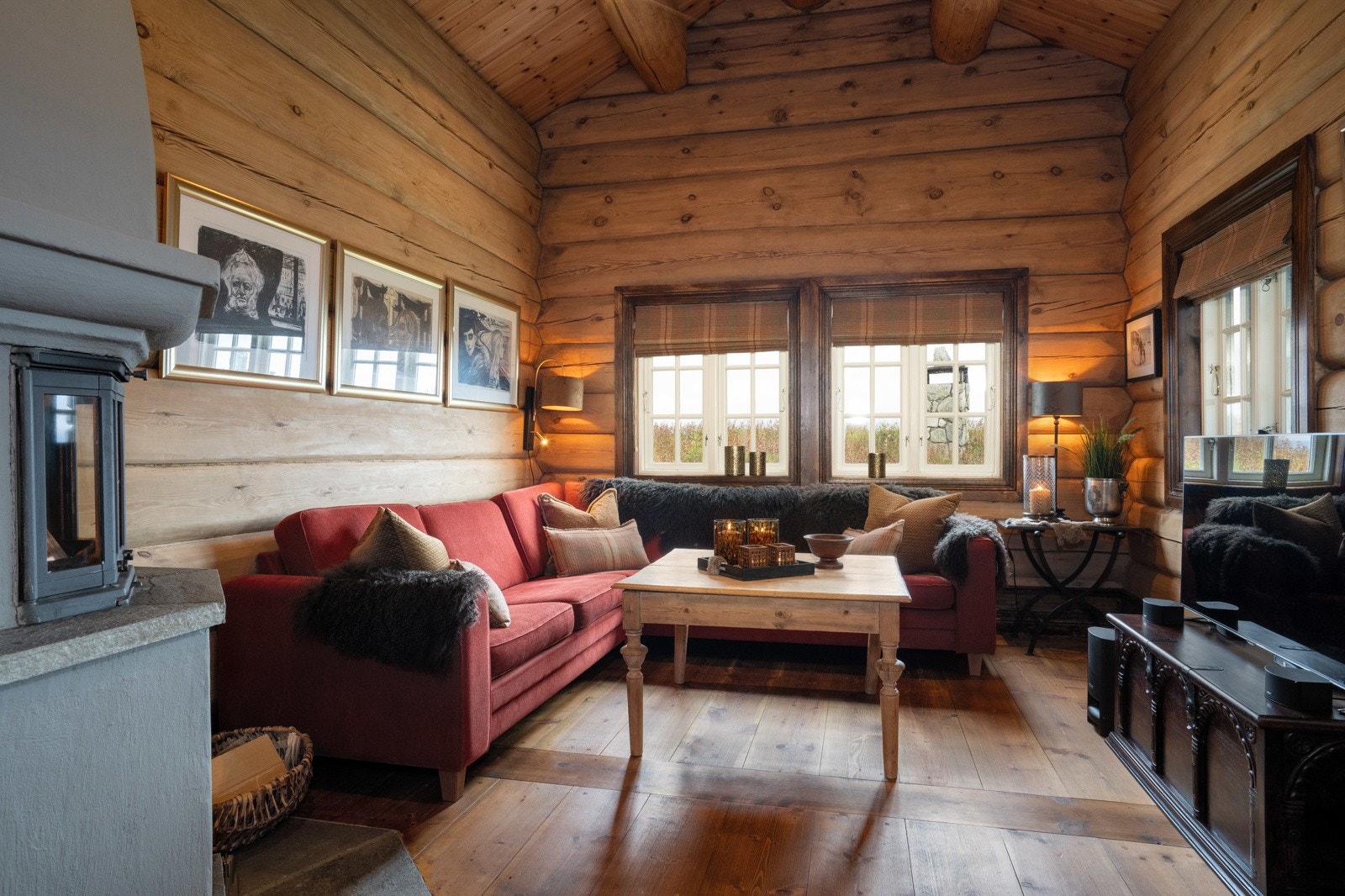 Hytta har en koselig tv-stue hvor man kan trekke seg tilbake. Galleribilde