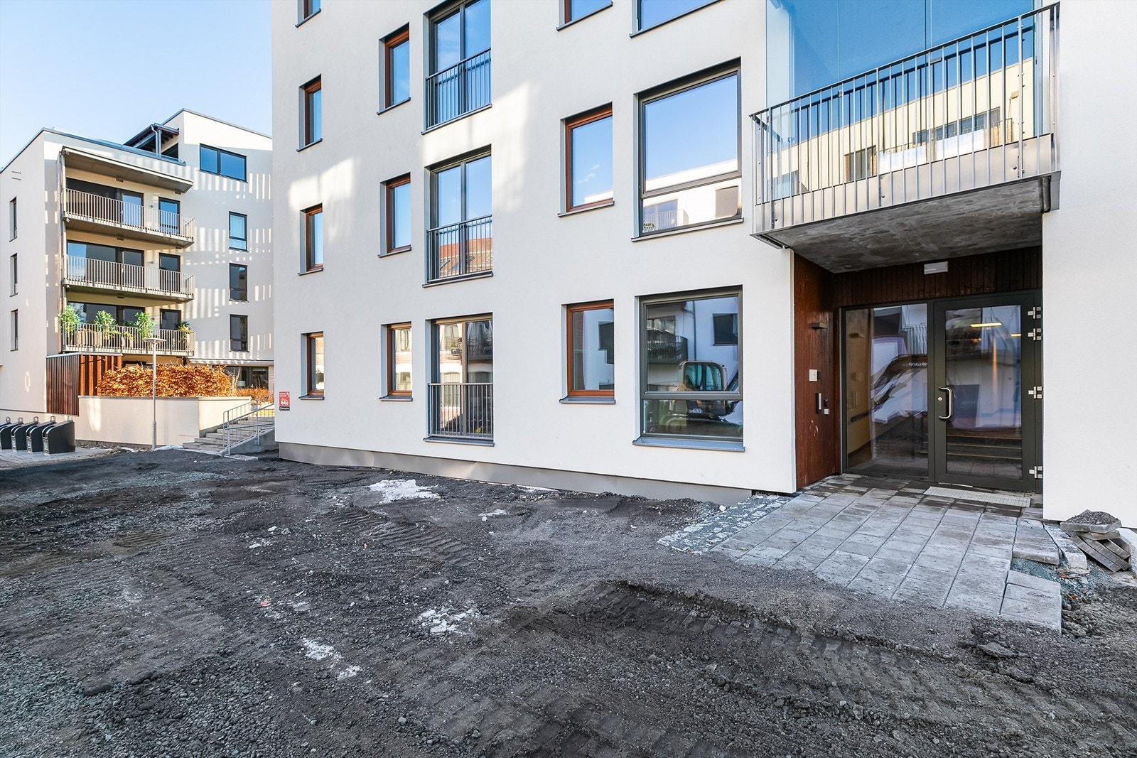 Heis i bygget gir enkel adkomst til alle etasjer, garasjeanlegget inkludert. Utomhus-arealene er under ferdigstillelse. Galleribilde