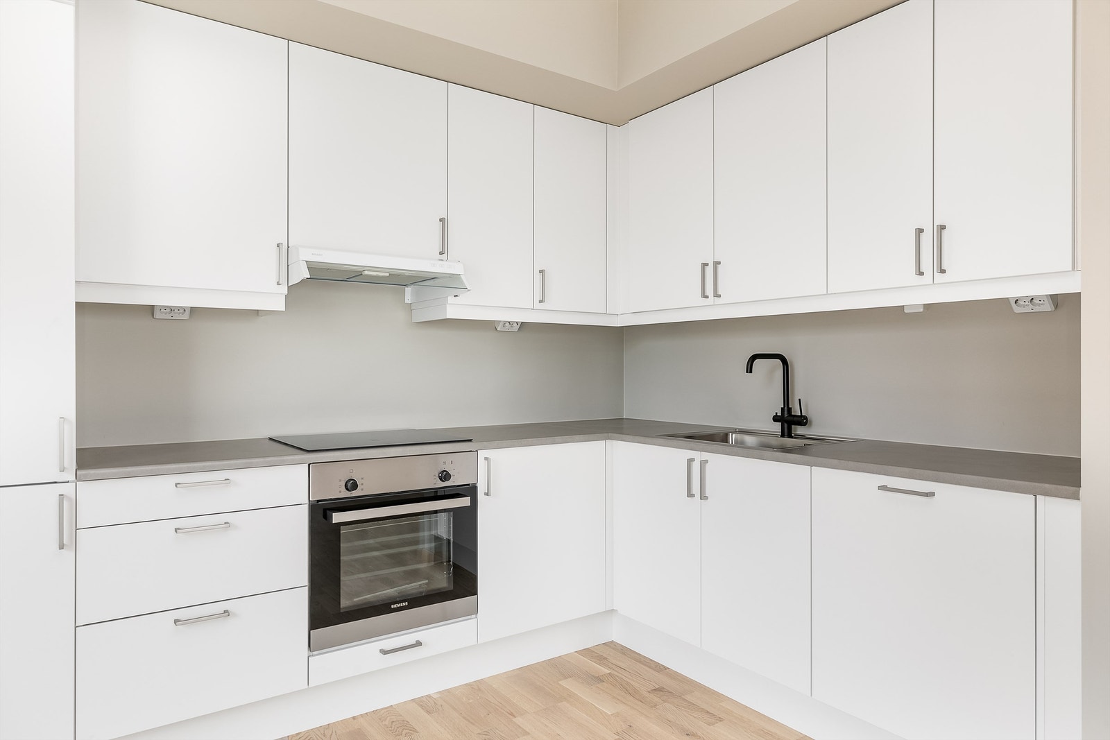 Kjøkkenet er allerede utstyrt med integrerte hvitevarer som medfølger. Galleribilde