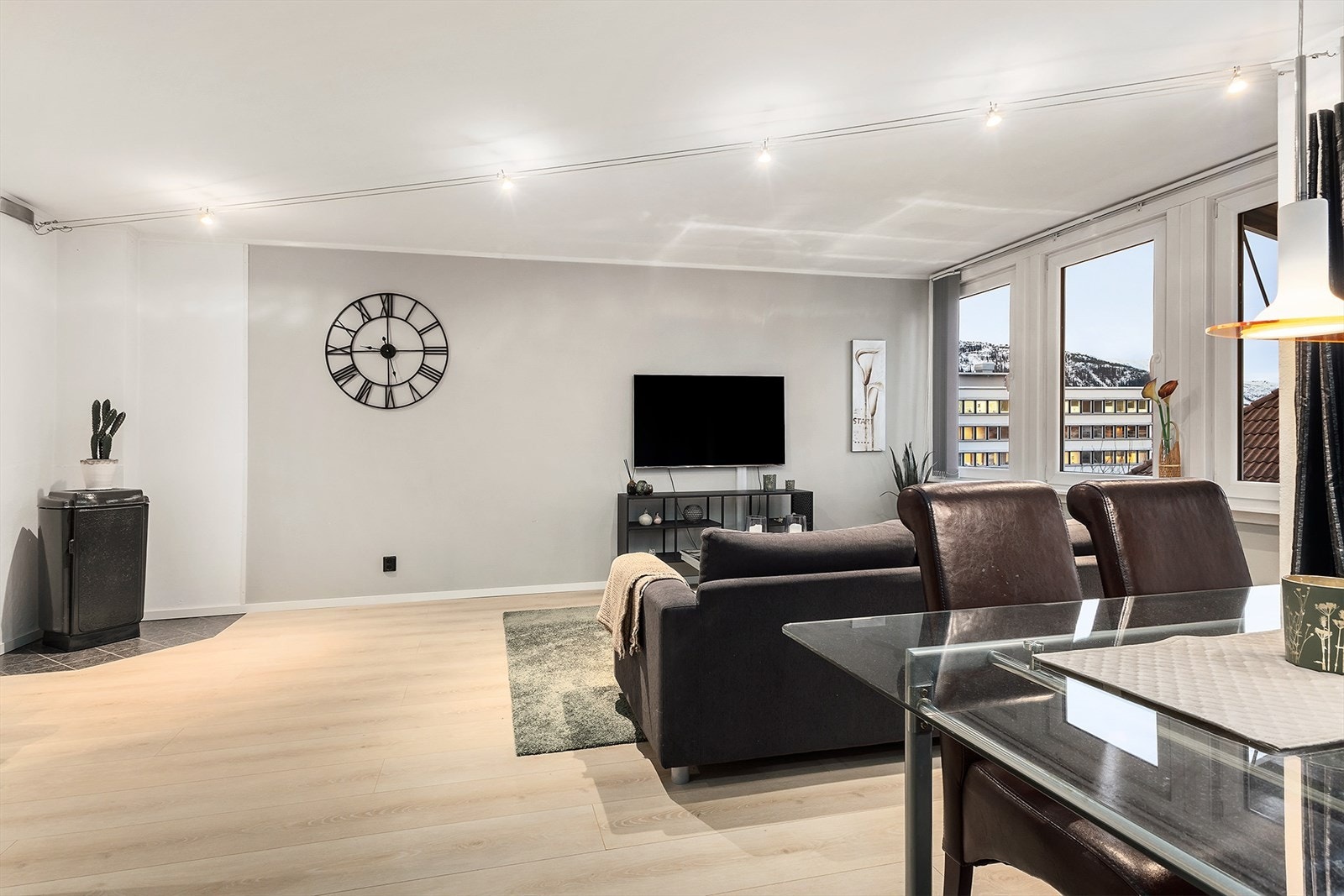 Leiligheten er planløst med gang, bad, soverom, bod og stue/kjøkken i åpen løsning og med utgang til balkong. Galleribilde