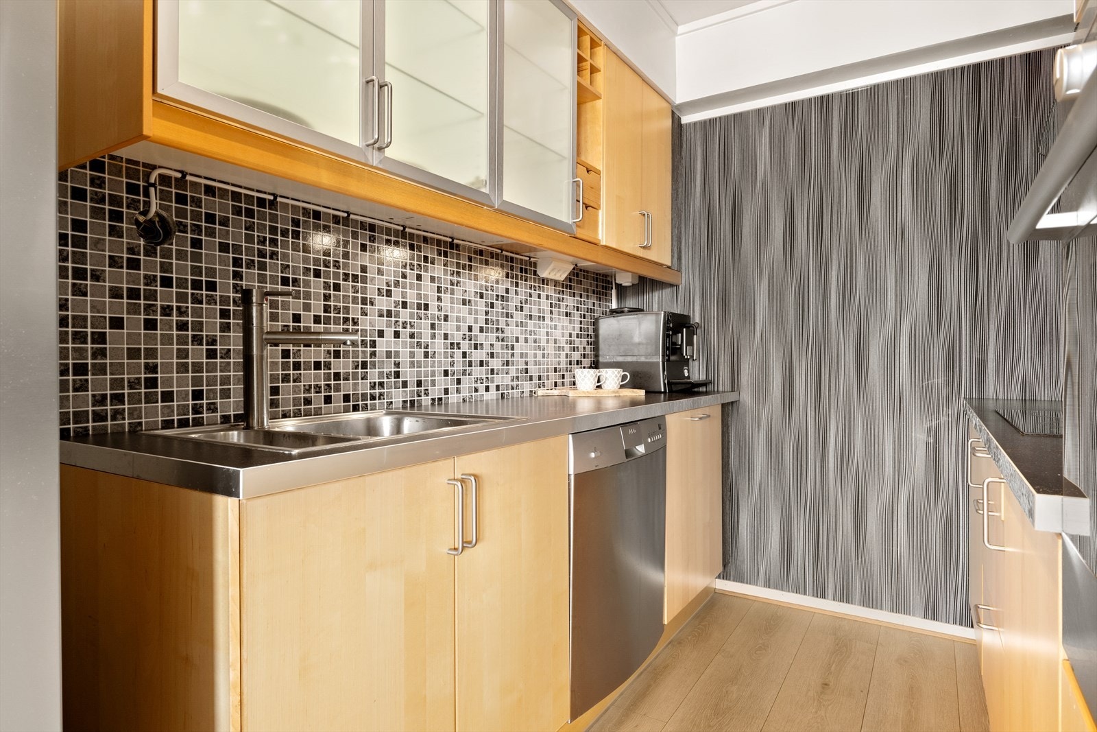 Kjøkkenet med over og underskap, har godt med oppbevaringsplass. Galleribilde