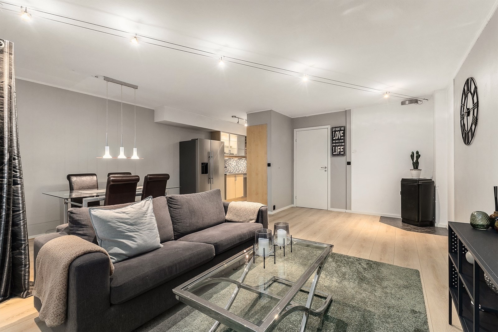 Leiligheten har lyse, fine fargetoner og nyere gulv i stue og kjøkken. Galleribilde