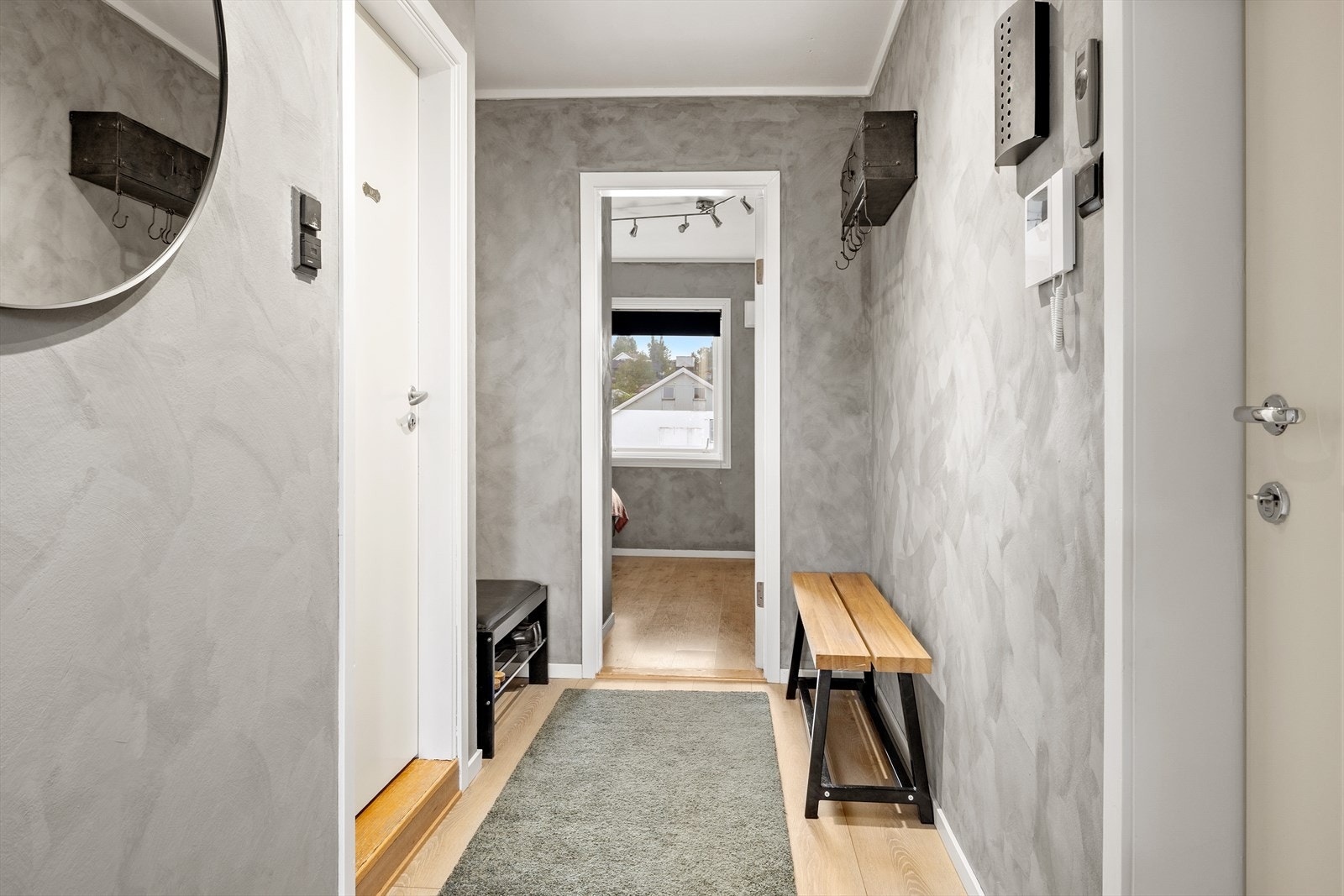 Mellomgang med plass for oppheng av yttertøy - og sko. Galleribilde