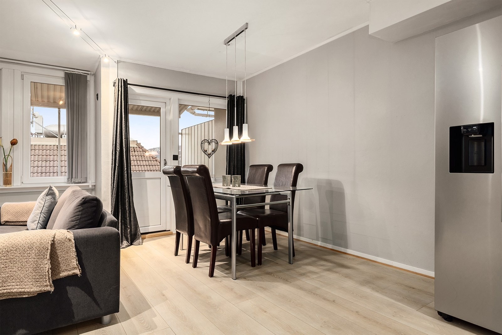 Fra stue når man takoverbygget balkong; her sitter man lunt og fint til sommer/vår/tidlig høst. Galleribilde