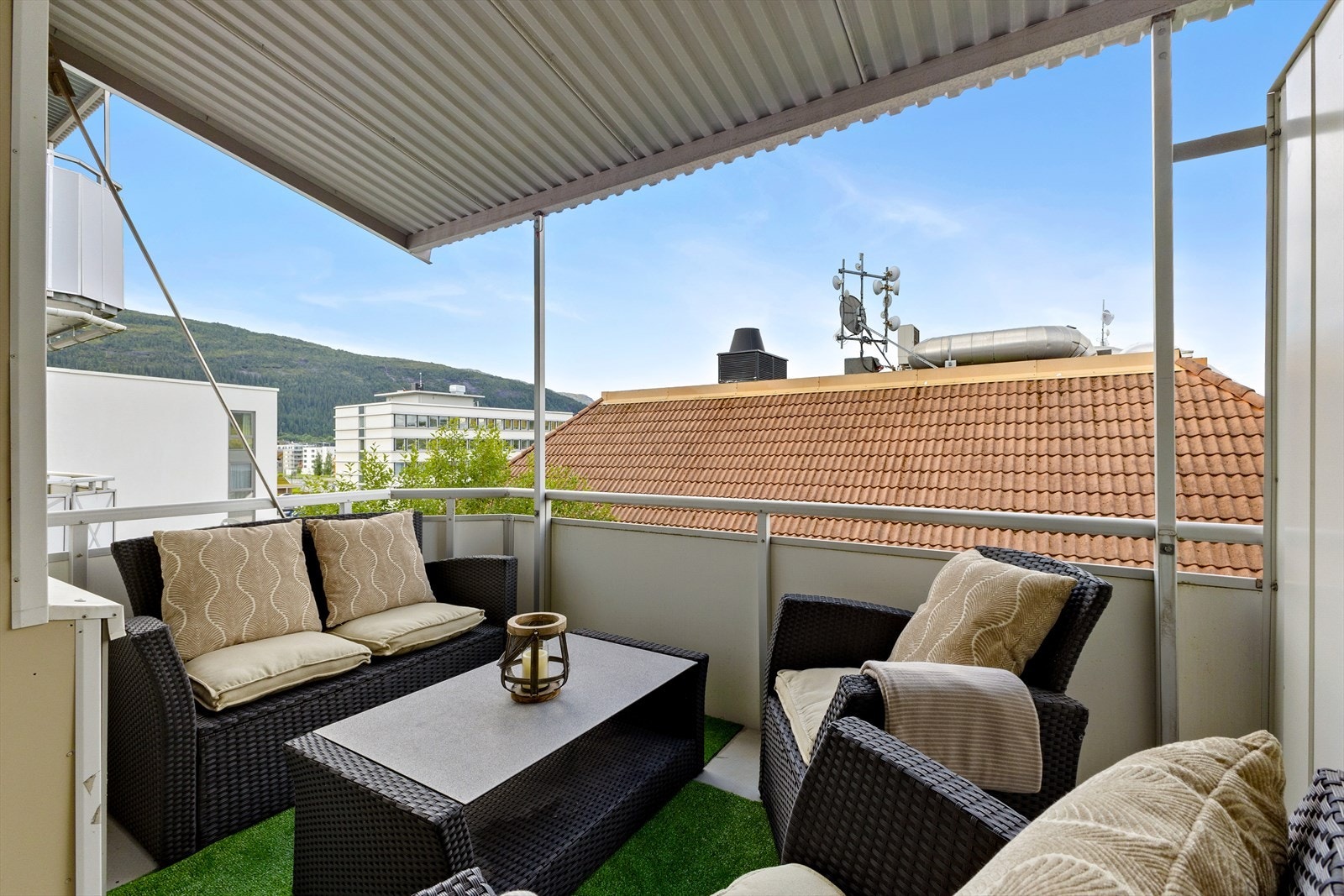 Sentrum med alle butikker, kjøpesentre, legekontor, bank, busstopp - og togforbindelse m.m. ligger få minutters gange fra borettslaget. Galleribilde