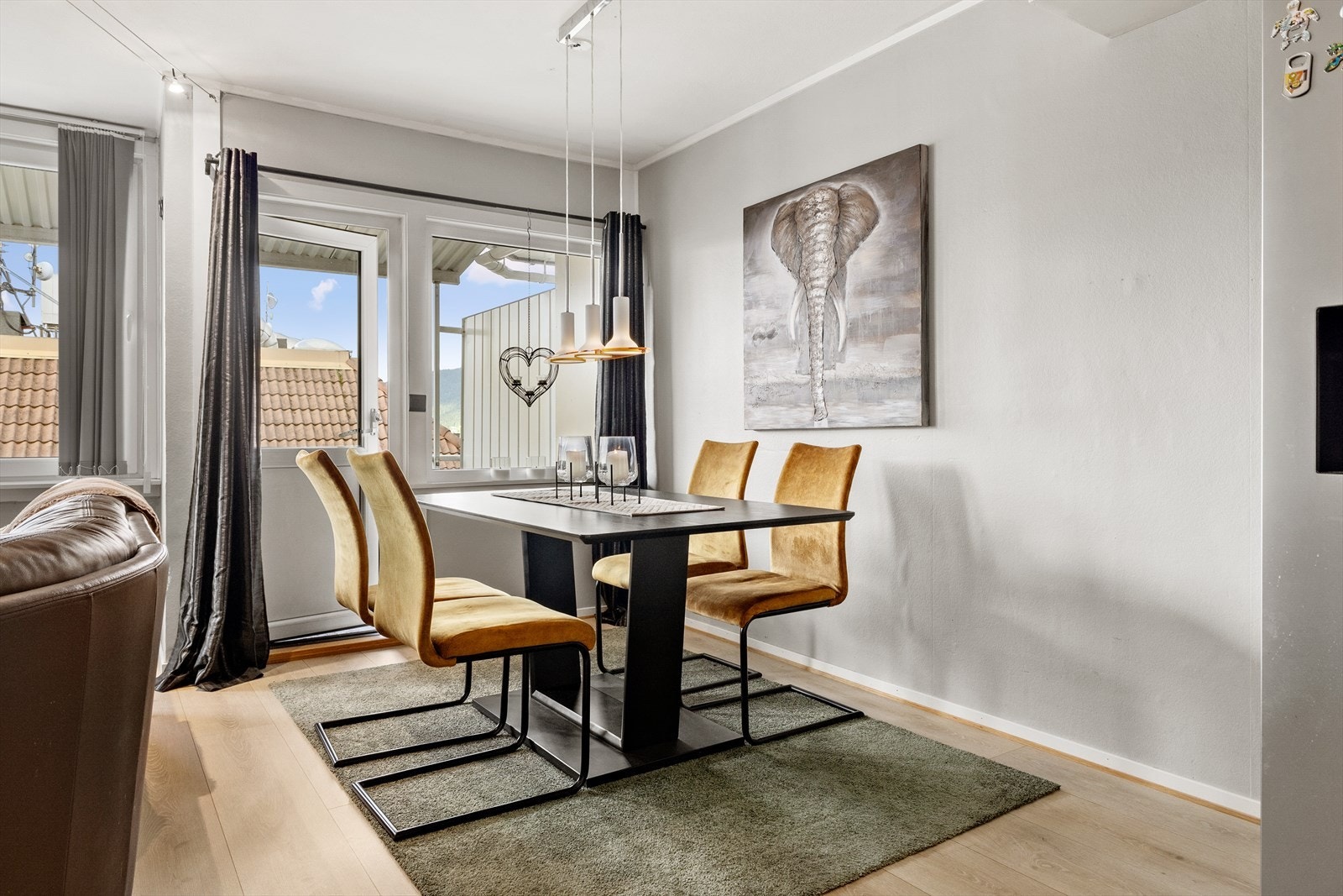 Leiligheten er godt planløst og har en svært romslig stue, med god plass for spisestue. Galleribilde