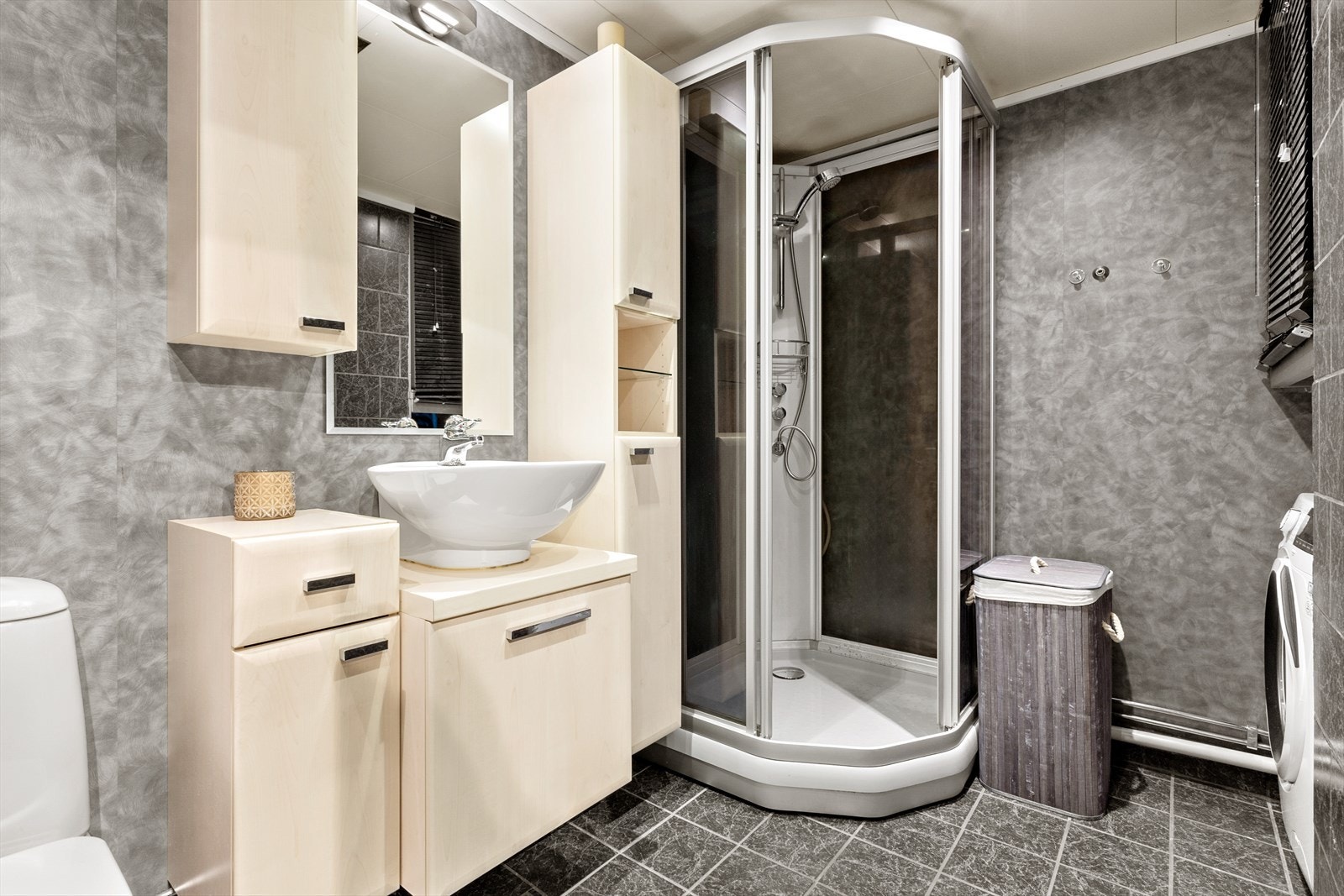 Badet har varmekabler i gulvet, godt med innredning og uttak for vaskemaskin. Galleribilde