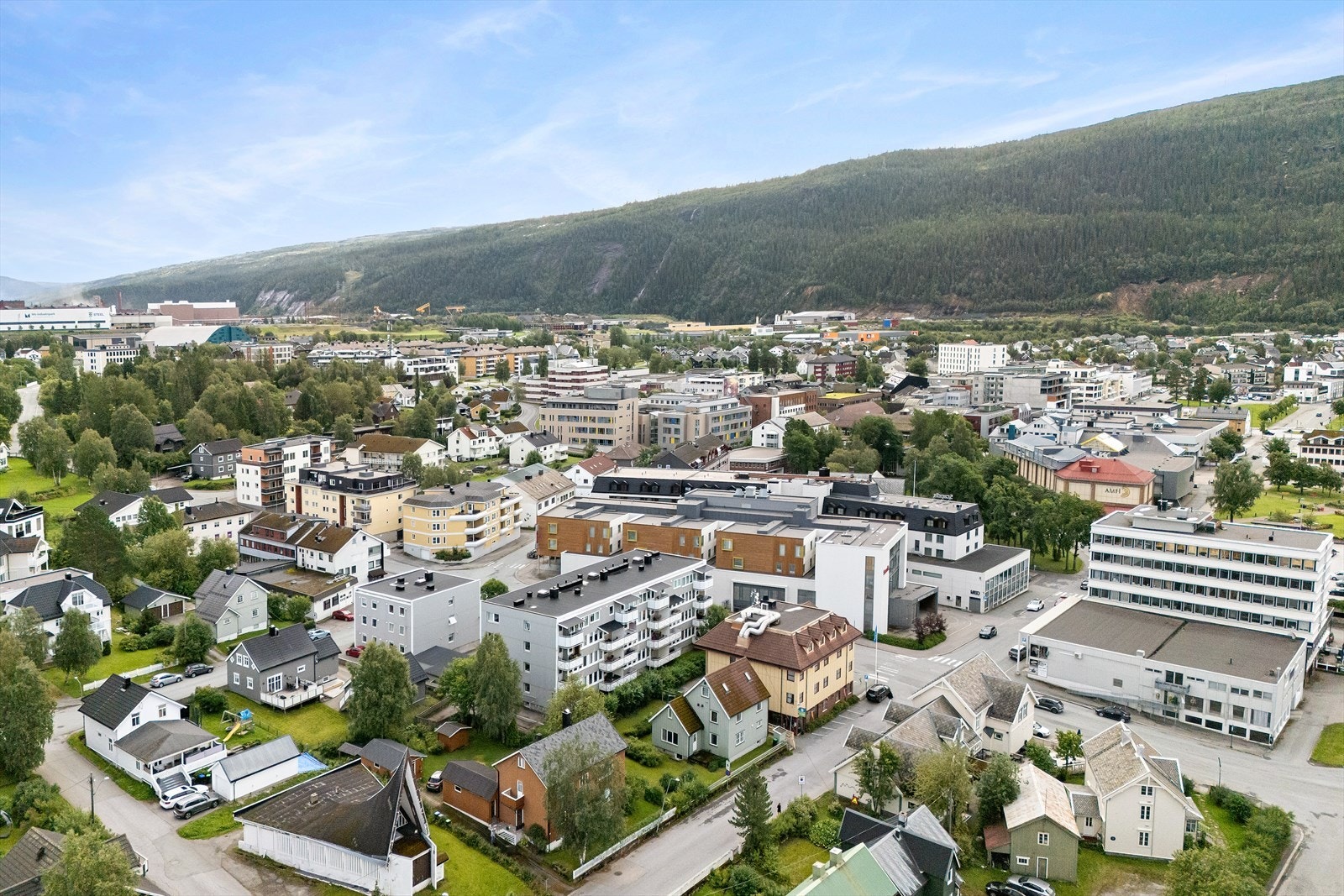 Ta turen på visning for å se denne flotte leiligheten som ligger midt i sentrum av Mo i Rana. Galleribilde