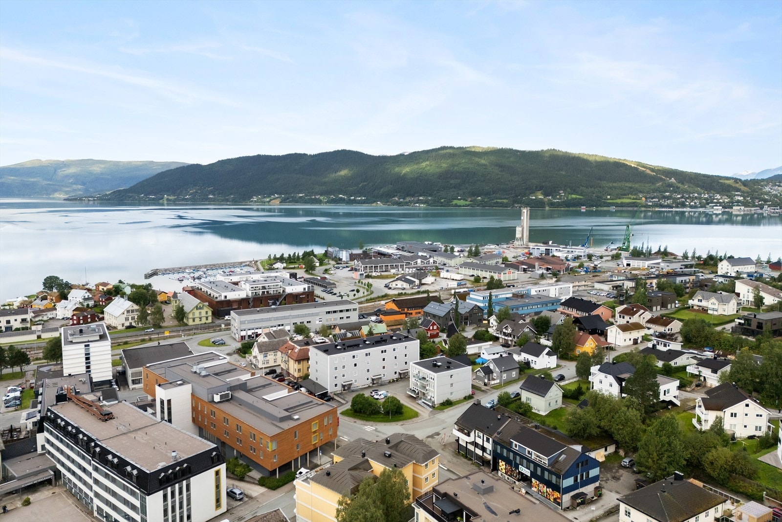 Leiligheten ligger svært sentralt til i sentrum av Mo i Rana, med det meste man trenger i hverdagen innenfor kort radius. Galleribilde