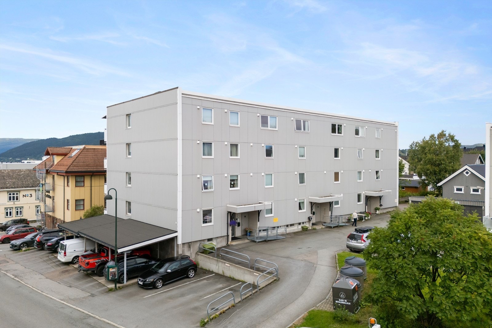 Her kan man bo godt i et meget velholdt borettslag, med fine fellesarealer og heis i bygget. Galleribilde