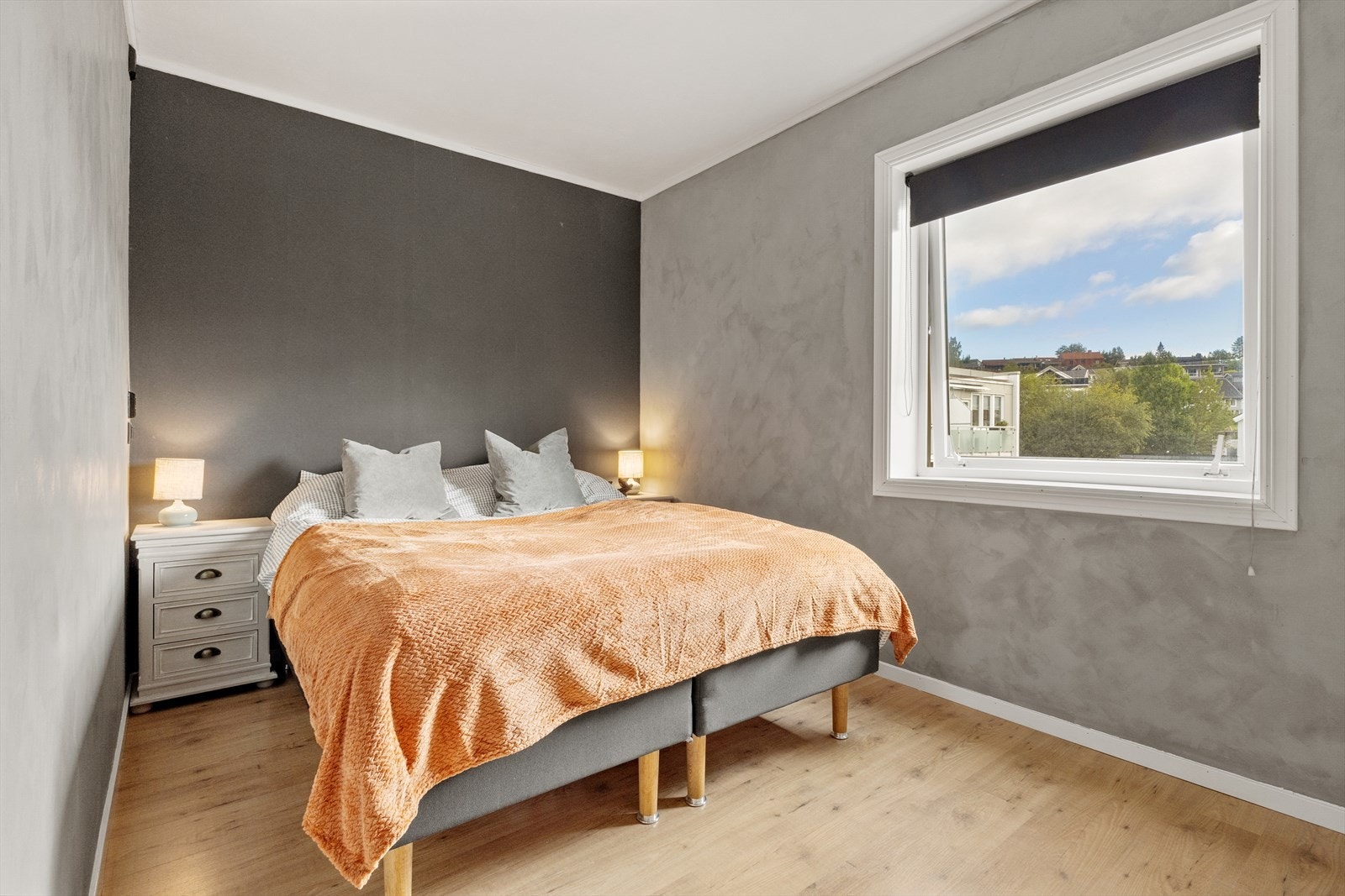 Soverommet er av godt størrelse og har tilgang til bod som benyttes til oppbevaring av klær. Galleribilde