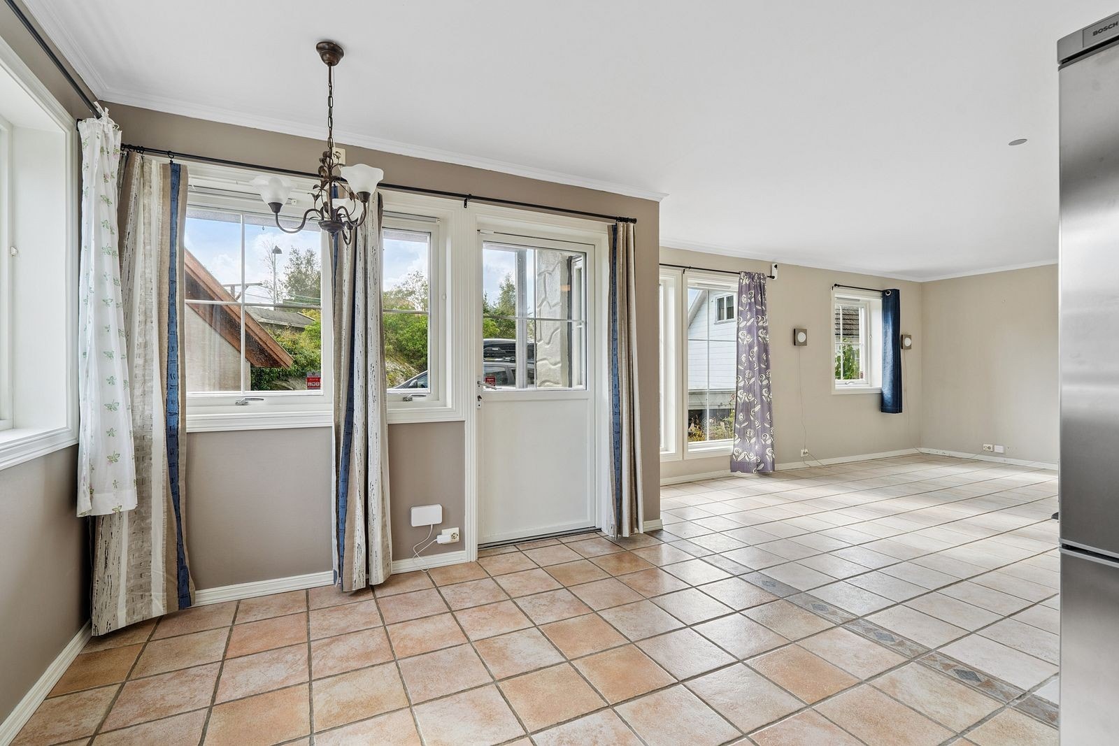 Stue med flere møbleringsmuligheter. Plass til spisestue i tilknytning til kjøkkenet. Galleribilde