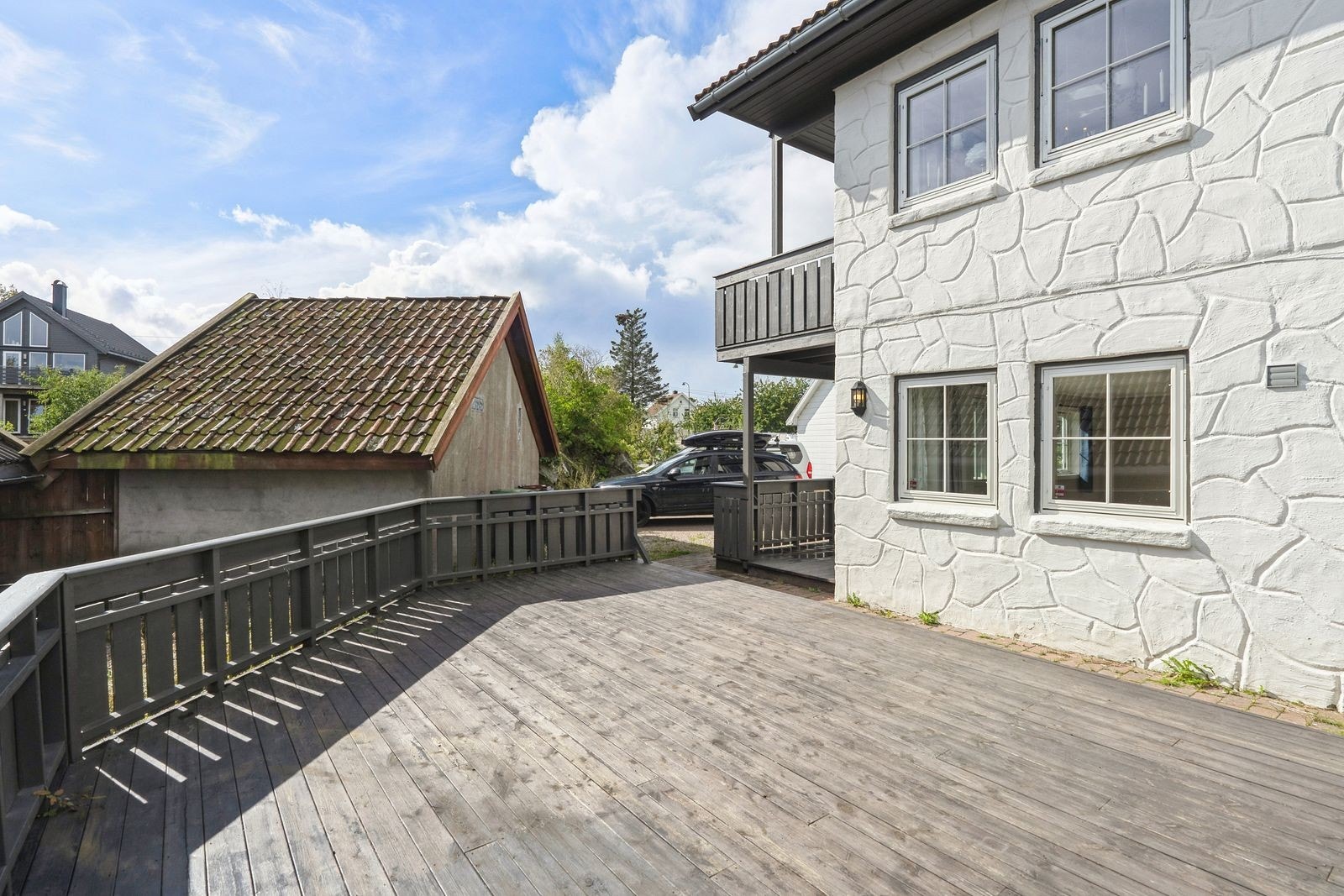 Attraktiv beliggenhet på vakre Flekkerøya. Romslig 3-roms leilighet med tilhørende terrasse. Galleribilde