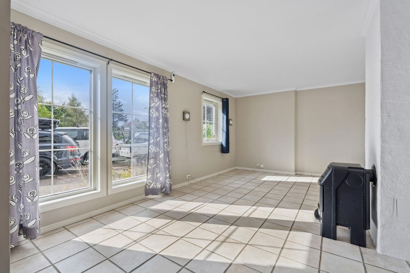 Store vindusflater gir rikelig med naturlig lysinnslipp. Galleribilde