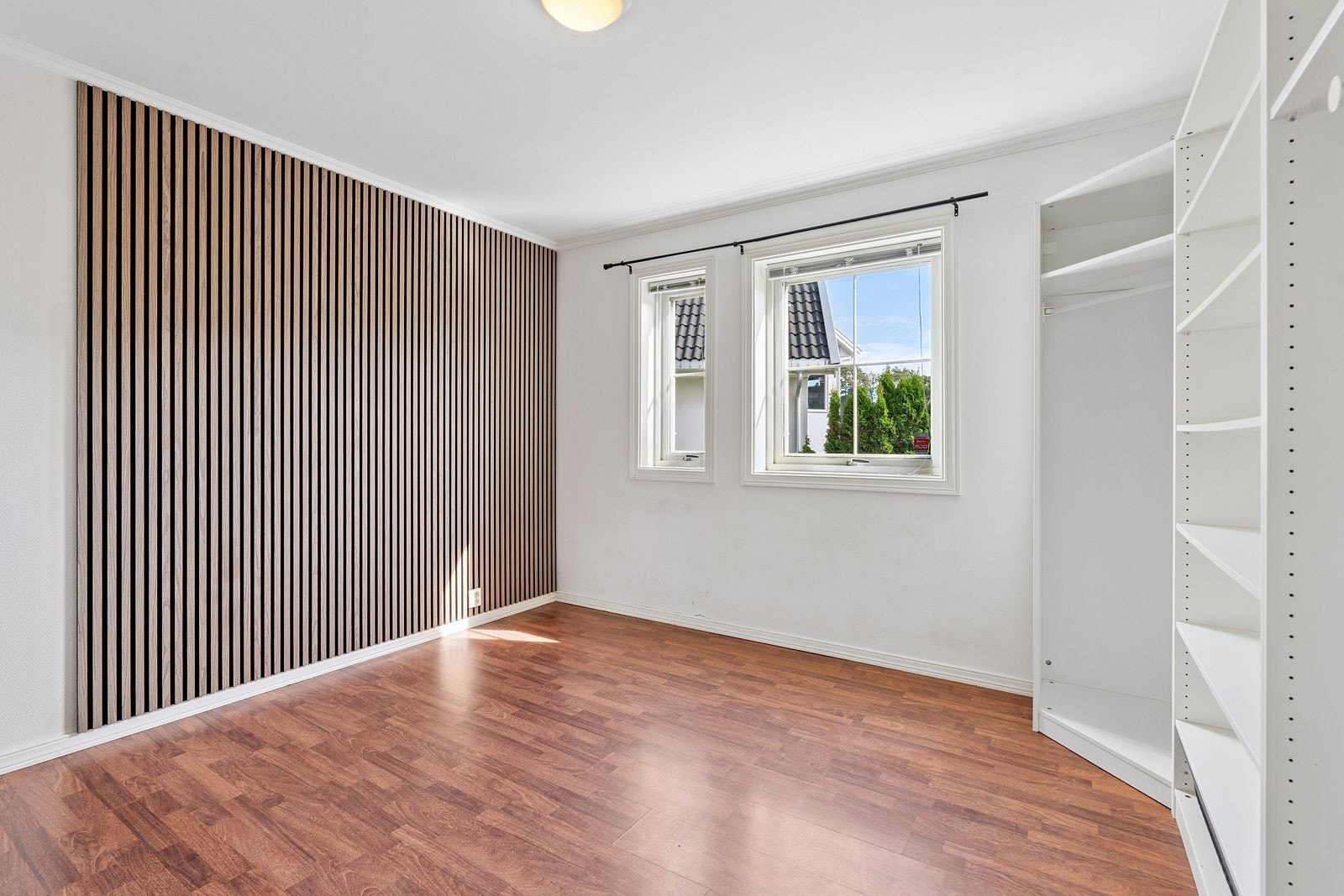 Boligen har to soverom. Romslig hovedsoverom hvor du har rikelig med skapplass. Galleribilde