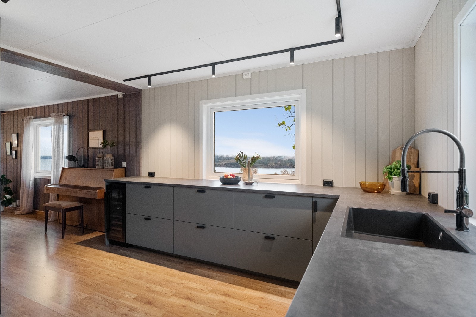 Ikea innredning med integrerte hvitevarer - godt med skap- og benkeplass Galleribilde