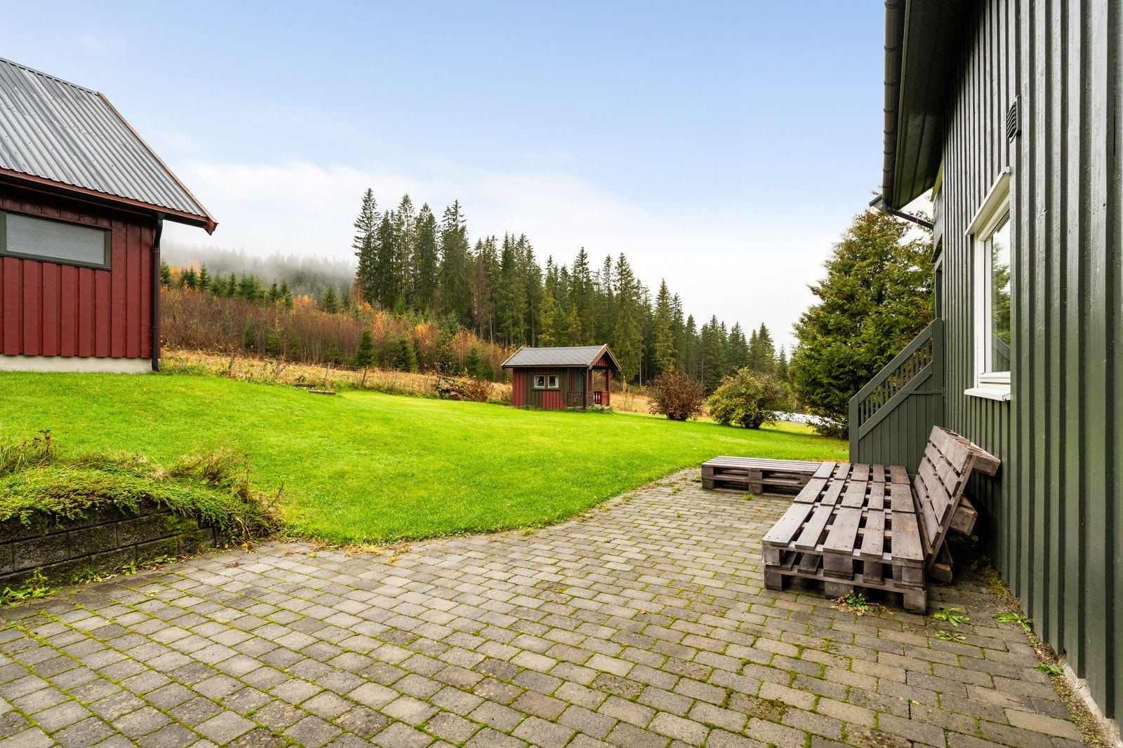 Hyggelig uteplass ved husveggen Galleribilde