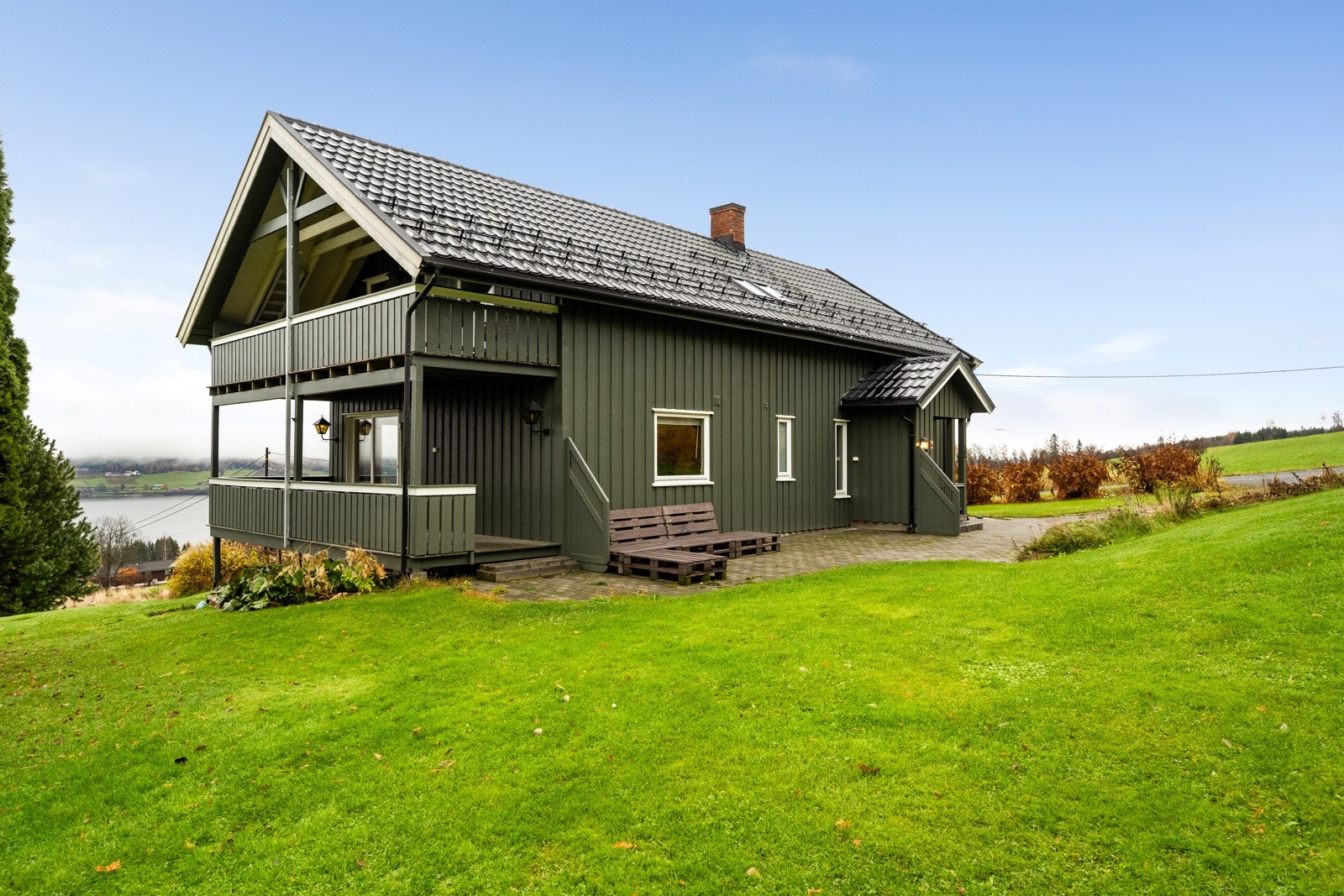 Stor tomt med plen og beplantning Galleribilde