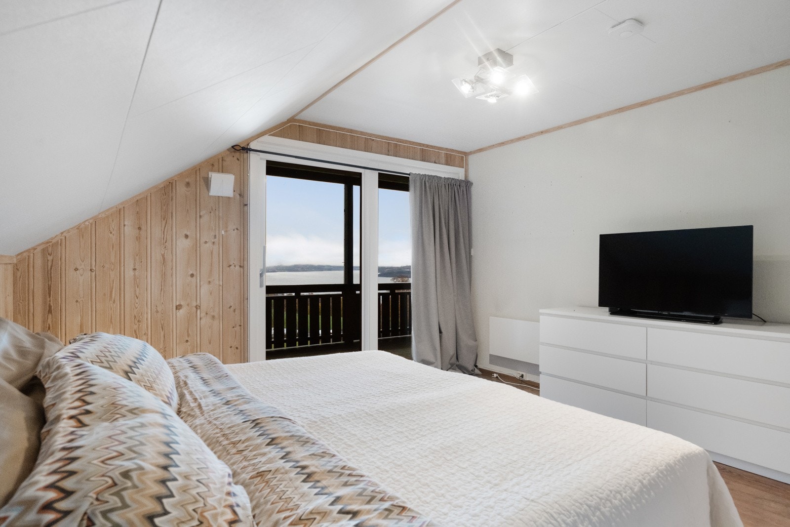 Hovedsoverom med utgang til overbygd veranda Galleribilde