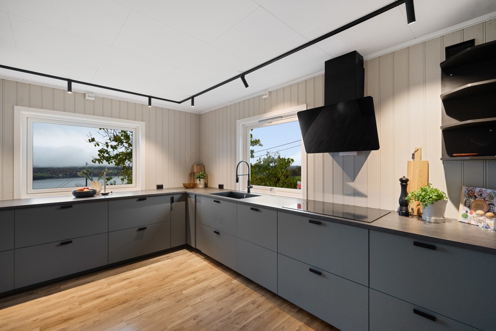 Moderne kjøkken som er pusset opp i 2021 Galleribilde