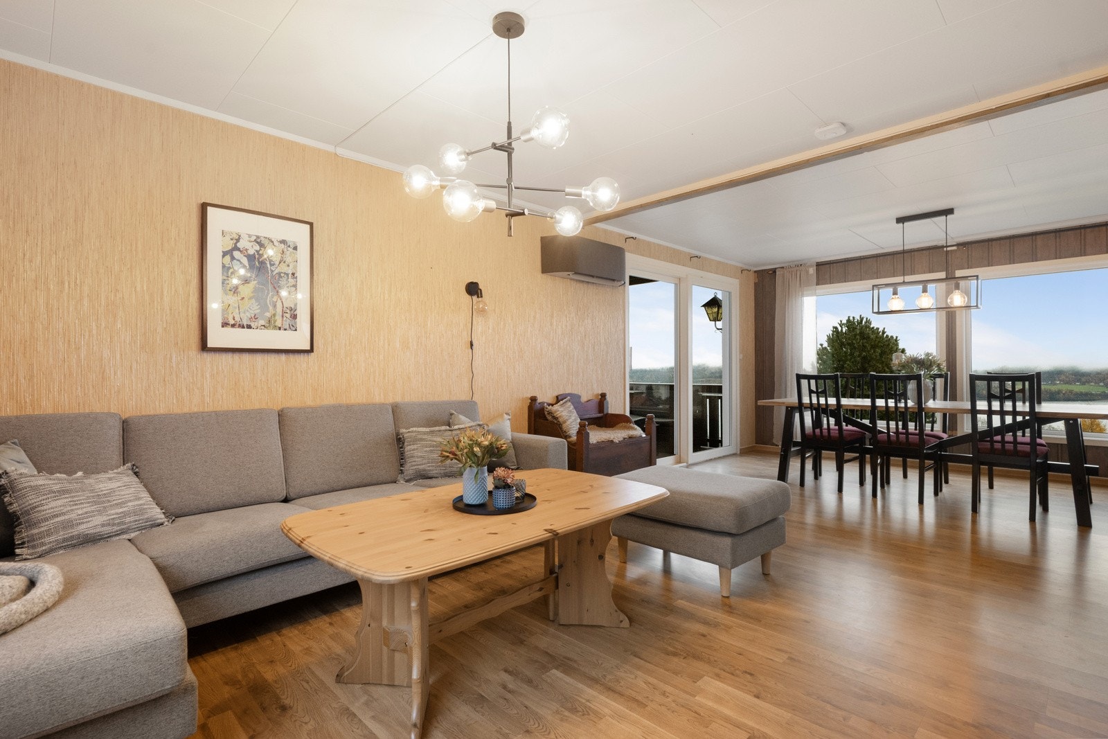 Stor stue - godt med lys inn og flott utsikt fra stuevinduene Galleribilde