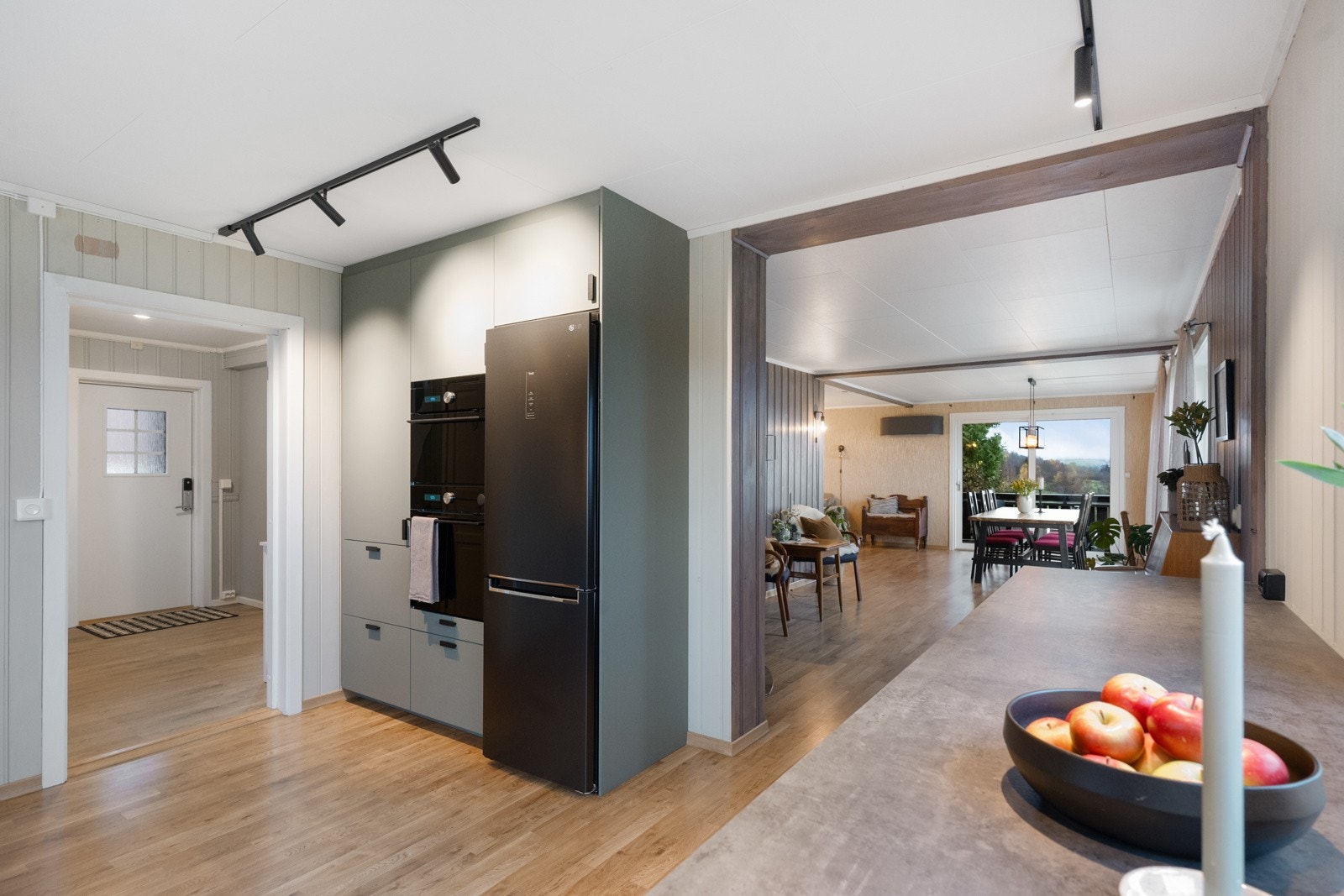 Åpent fra kjøkken mot spisestue/stue Galleribilde