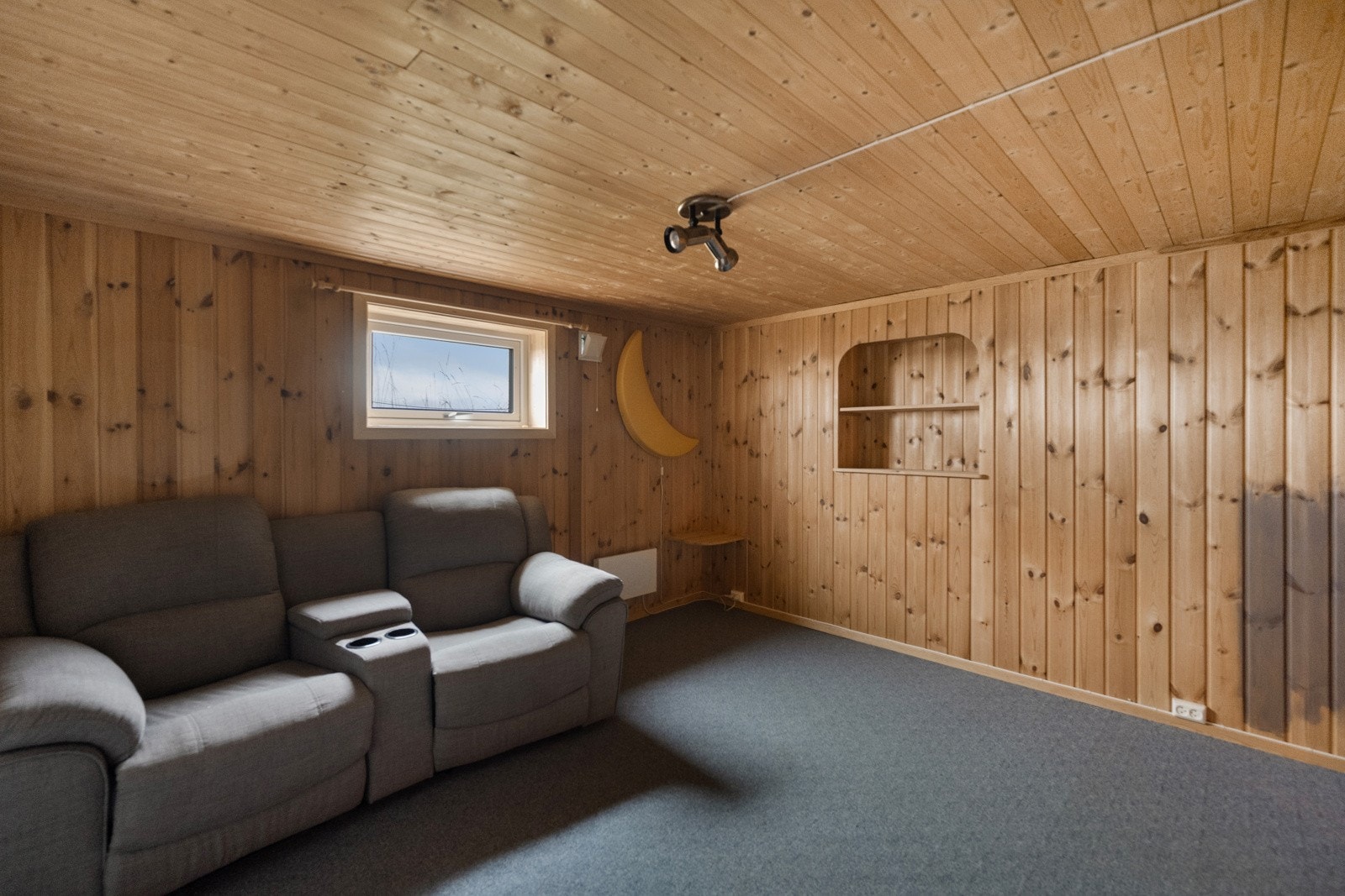 Kjellerstue/innredet rom i kjeller Galleribilde