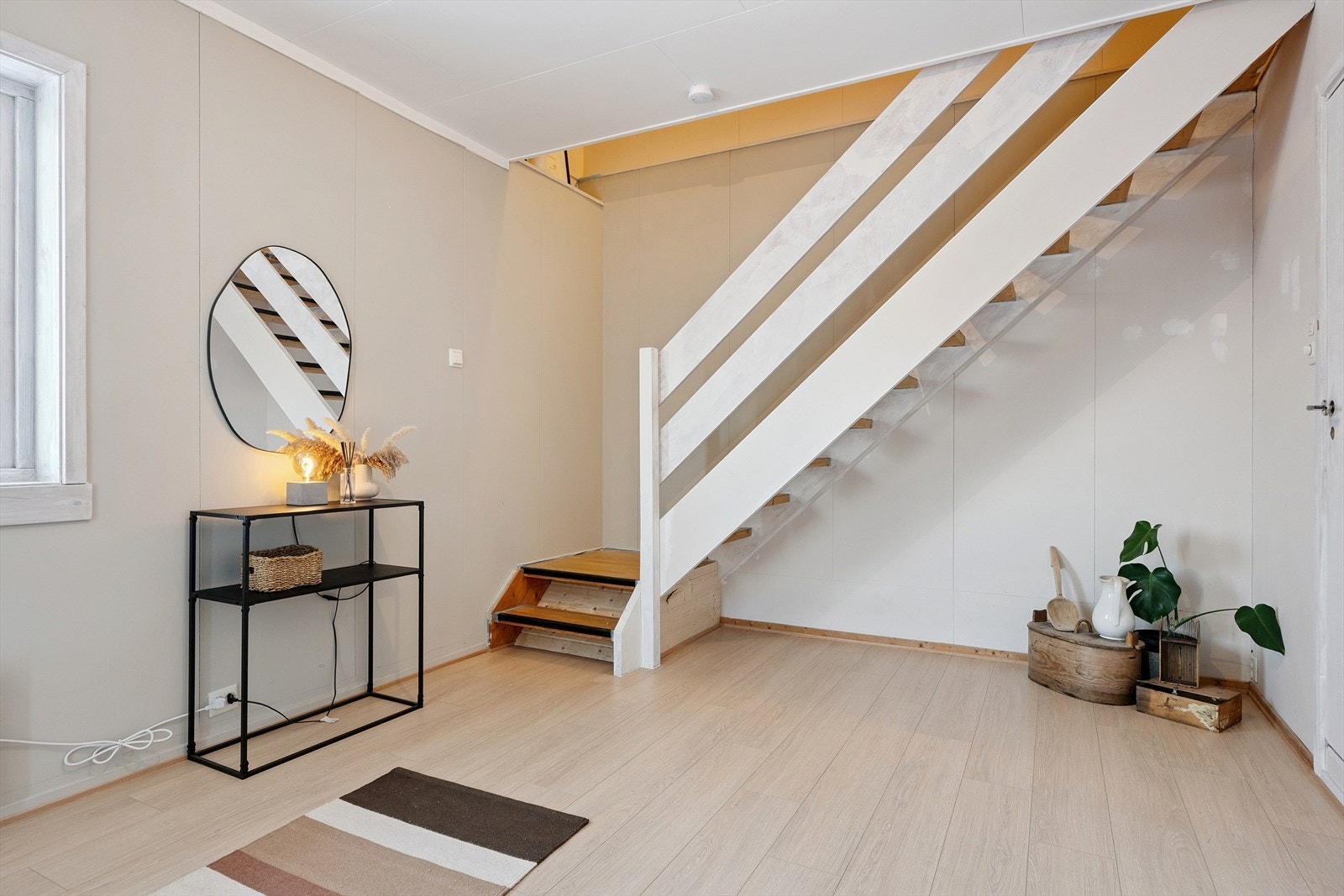 I underetasjen er det en romslig hall på ca. 13,5 kvm i tilknytning til hoveddelen. Galleribilde