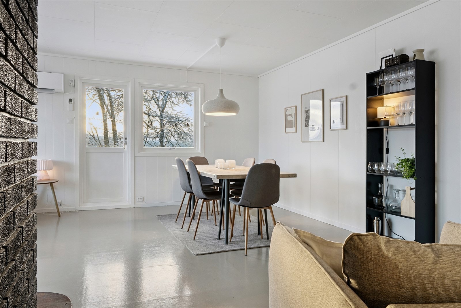 Luft til luft varmepumpen er montert på stue og har fått tilstandsgrad 1 av takstmann. Galleribilde