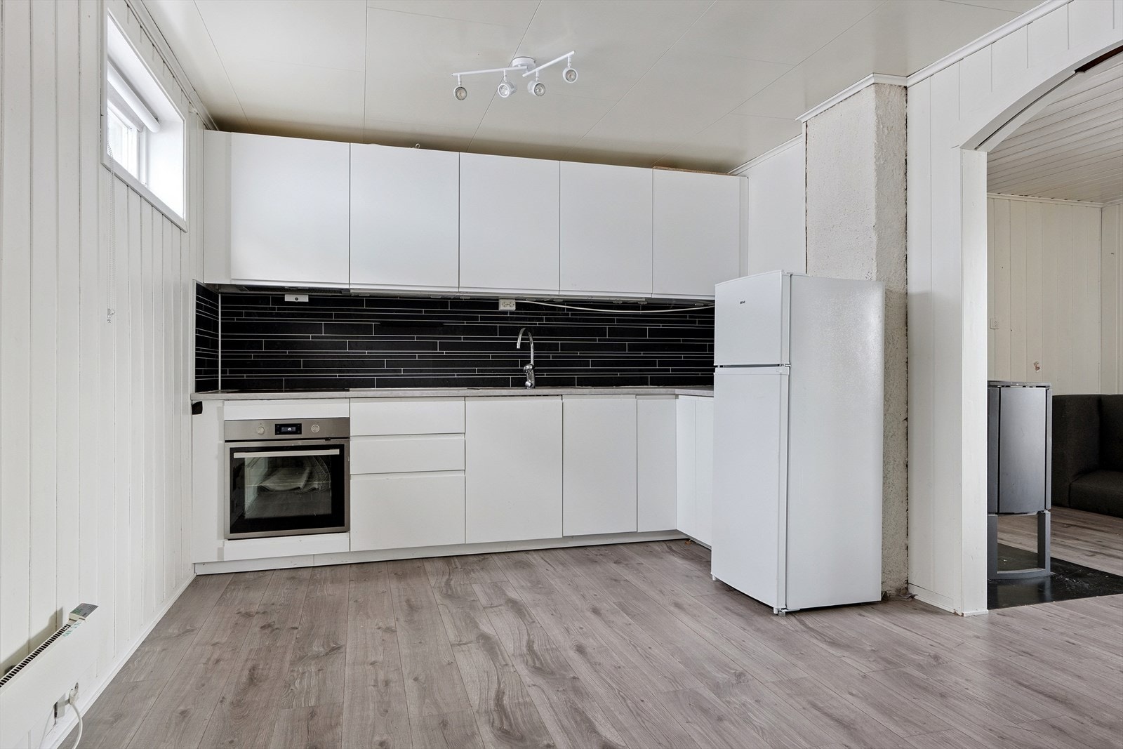 Kjøkkeninnredning med glatte fronter og laminat benkeplate. Det er integrert komfyr og platetopp. Kjøkkenet er fra 2020. Galleribilde