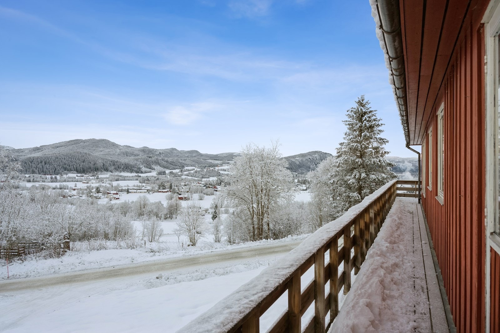 Fra terrassen i hovedetasjen har man flott utsikt utover nærområdet. Galleribilde