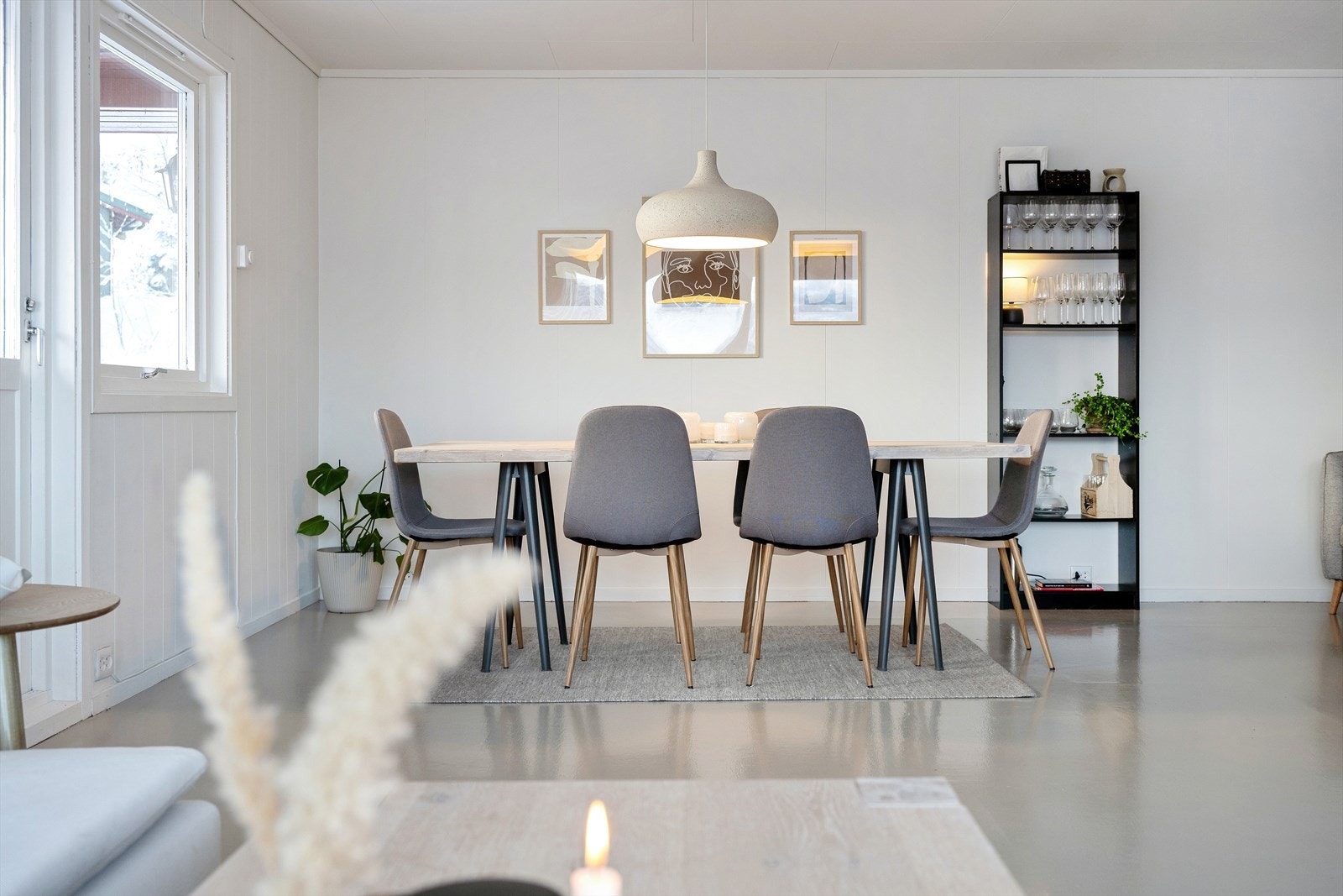 God plass til romslig spisestue med tilhørende møblement. Galleribilde