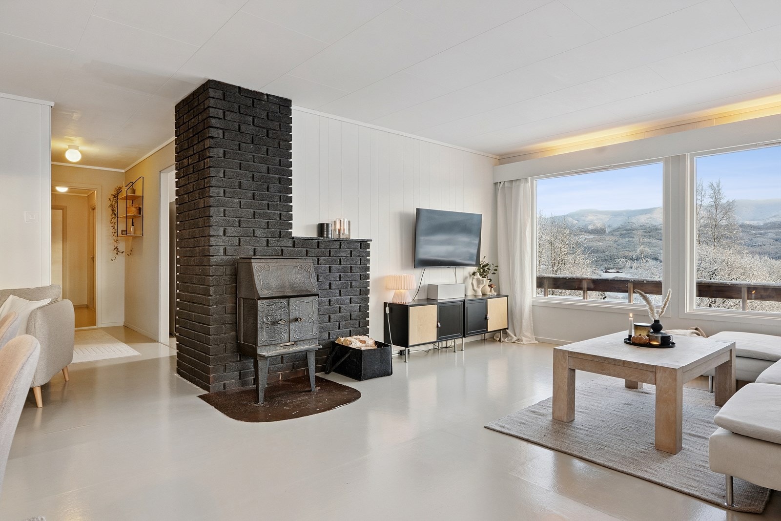 Belegg på gulv i 1 etasje , vegger og tak er malt i 2025, samt at det er lagt laminat i gang og malt overflater/vegger i gang i underetasje. Galleribilde