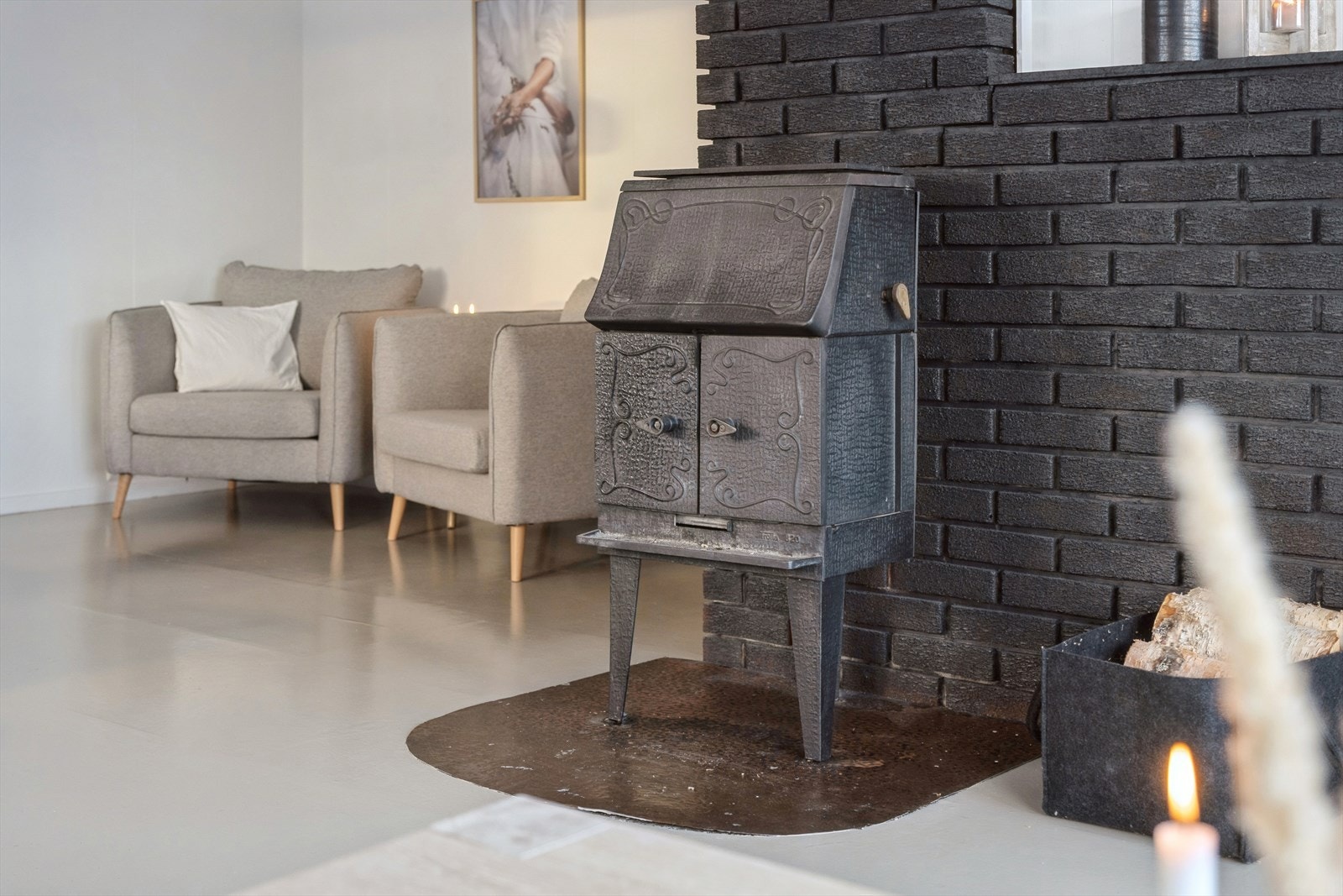 Vedovnen er oppgradert siden byggeår og plassert på stålplate. Galleribilde