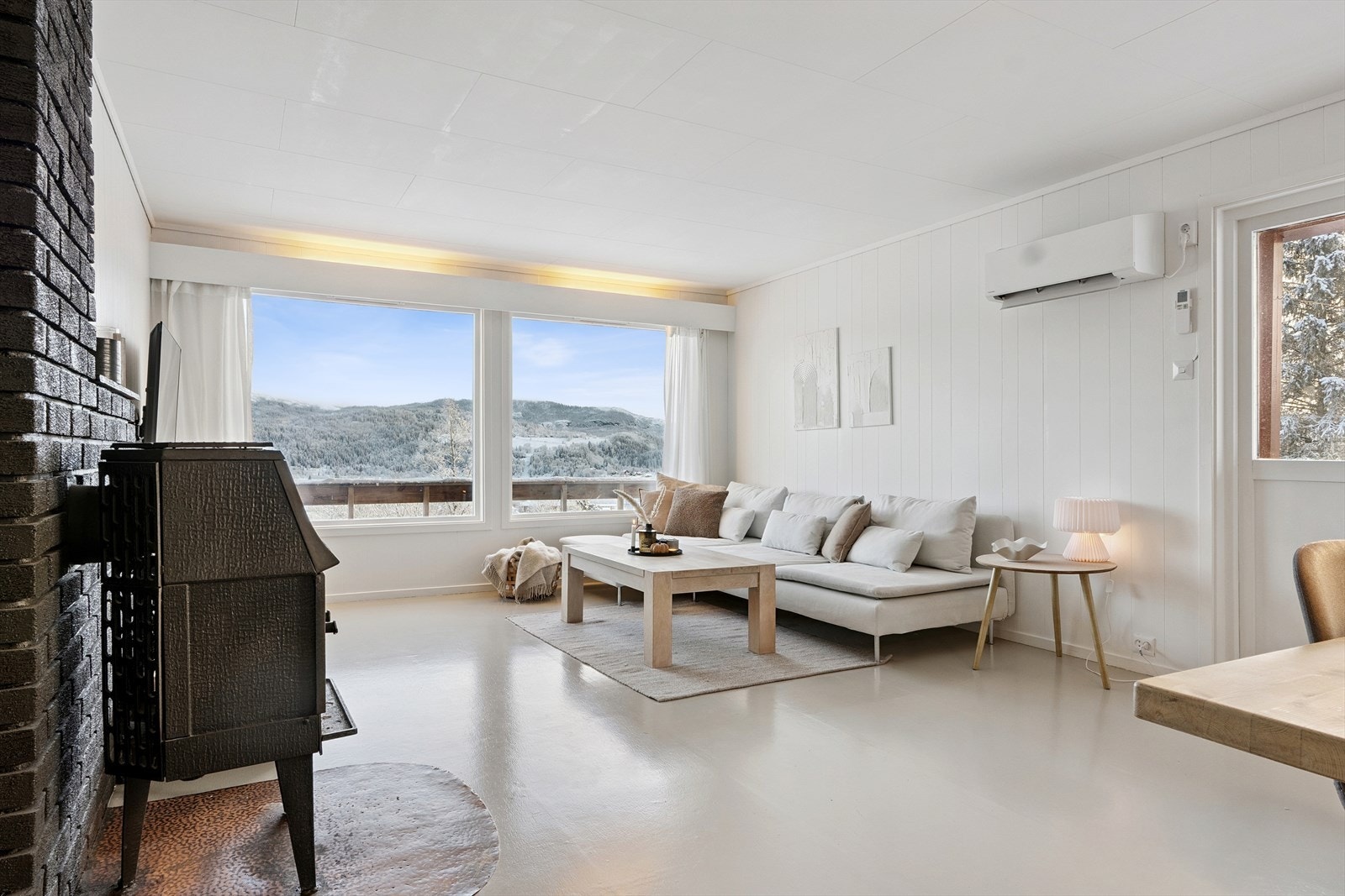 Romslig stue på ca. 33 kvm. Her er det god plass til sofagruppe med tilhørende møblement. Galleribilde