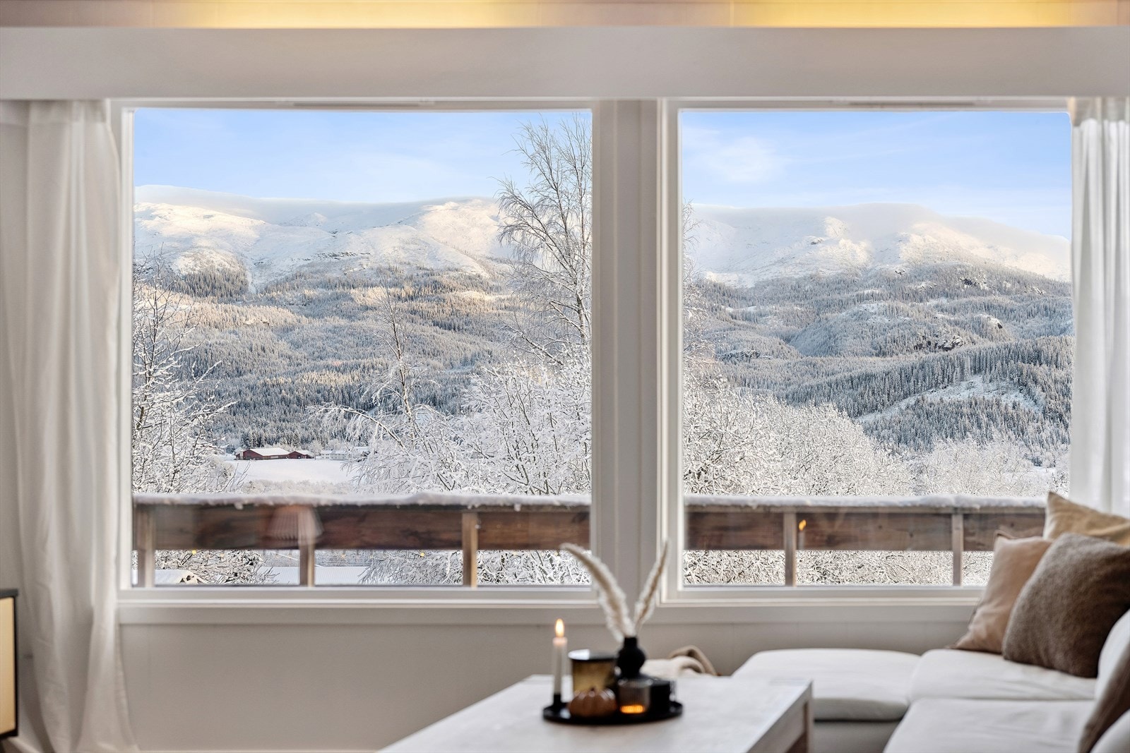 Den flotte utsikten er gjennomgående også inne i stuen. Galleribilde